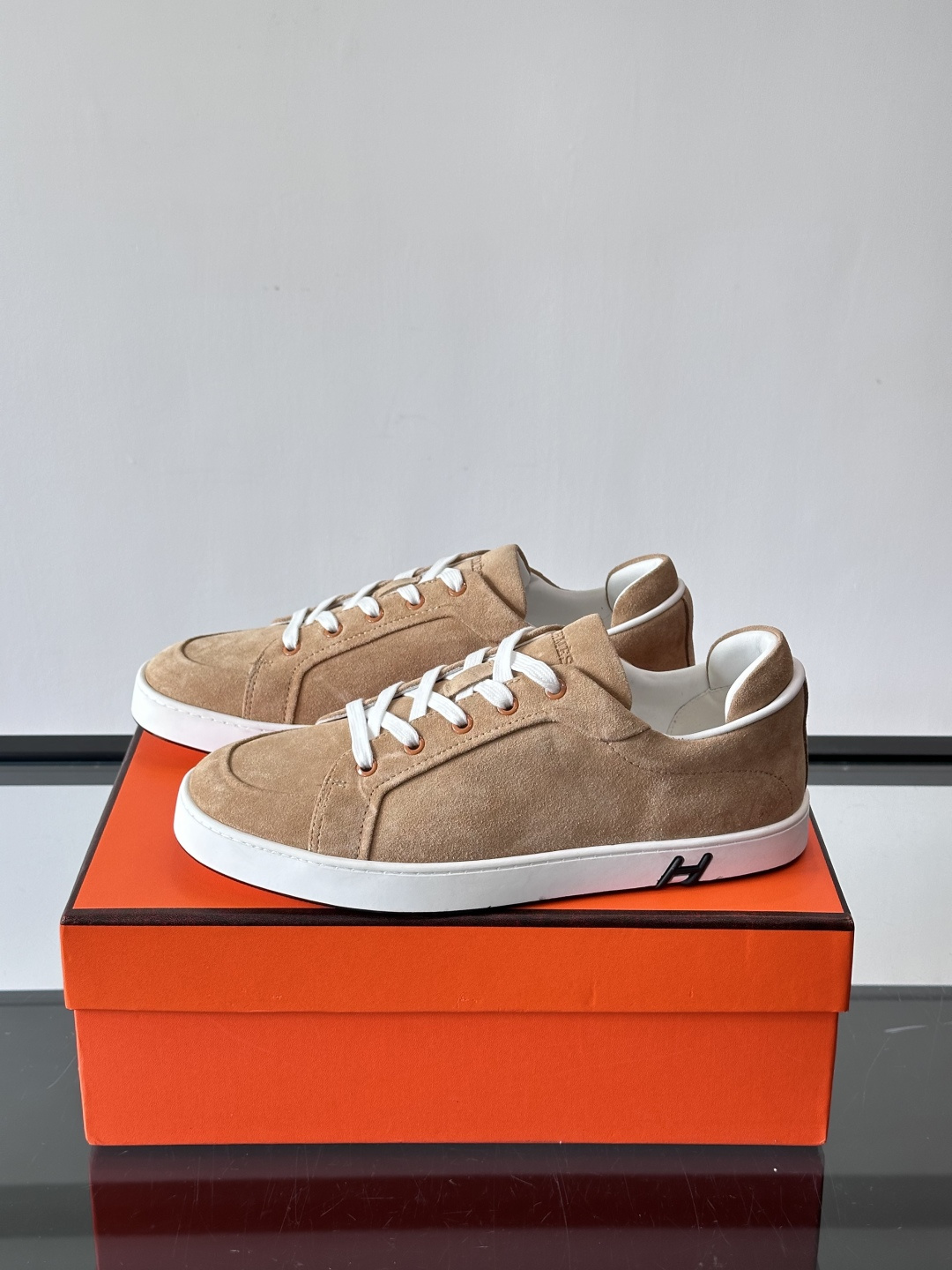 爱马仕Kid系列麂皮运动鞋，卡其色麂皮+小牛皮拼接，质感细腻又耐用。白色TPU橡胶鞋底，轻便舒适，日常穿