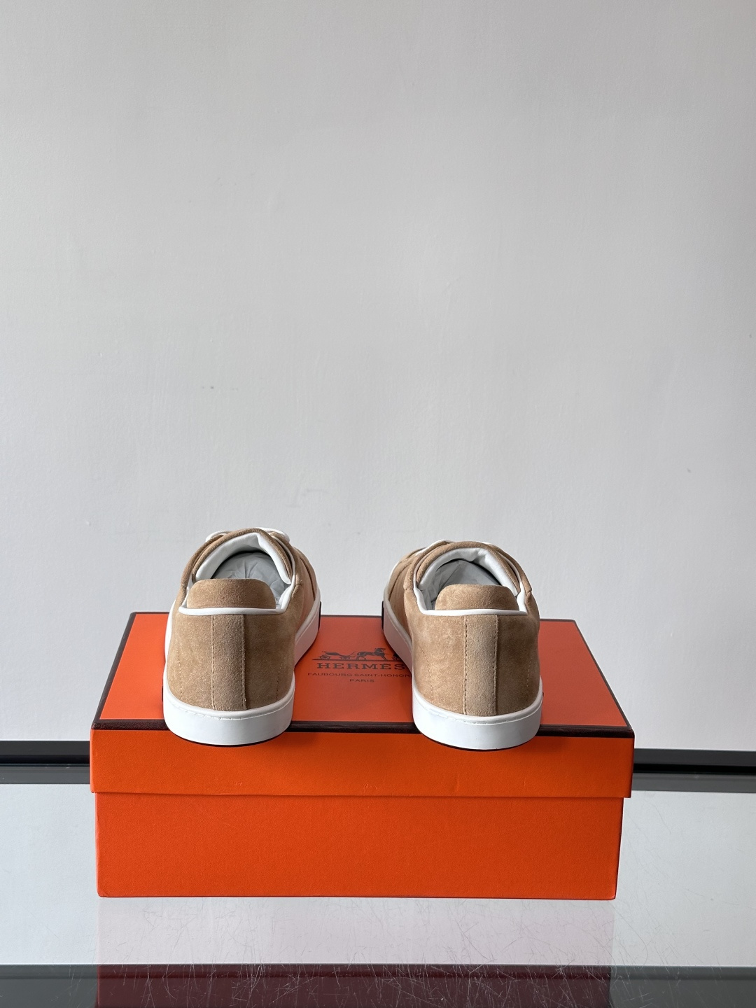 爱马仕Kid系列麂皮运动鞋，卡其色麂皮+小牛皮拼接，质感细腻又耐用。白色TPU橡胶鞋底，轻便舒适，日常穿