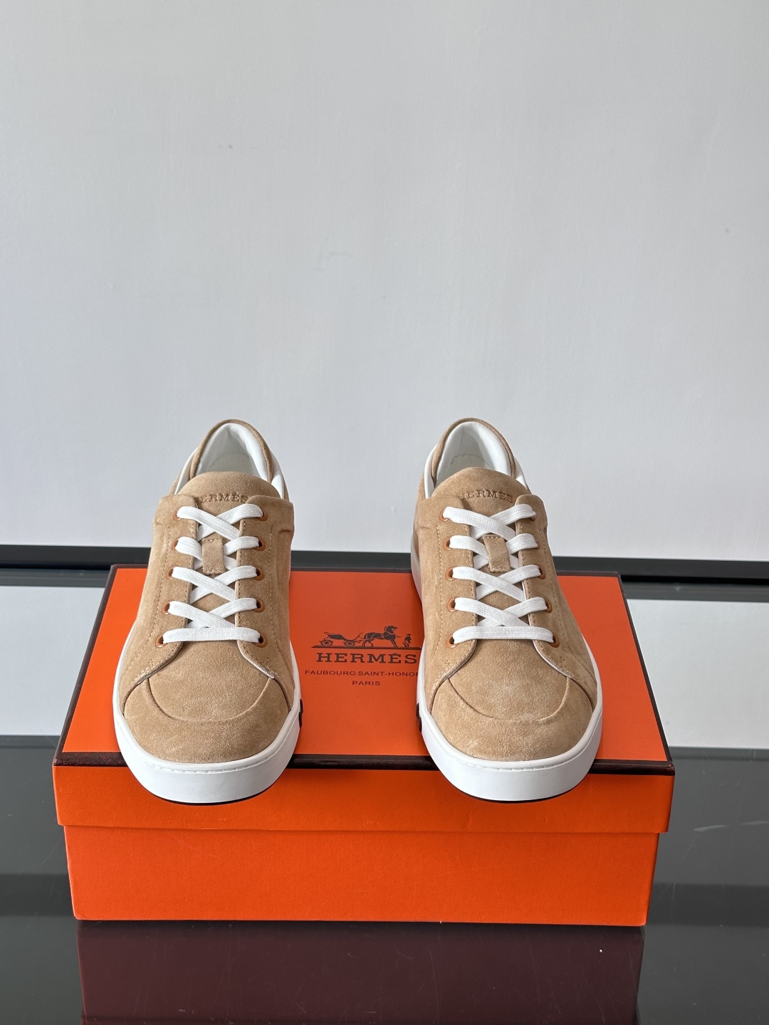 爱马仕Kid系列麂皮运动鞋，卡其色麂皮+小牛皮拼接，质感细腻又耐用。白色TPU橡胶鞋底，轻便舒适，日常穿