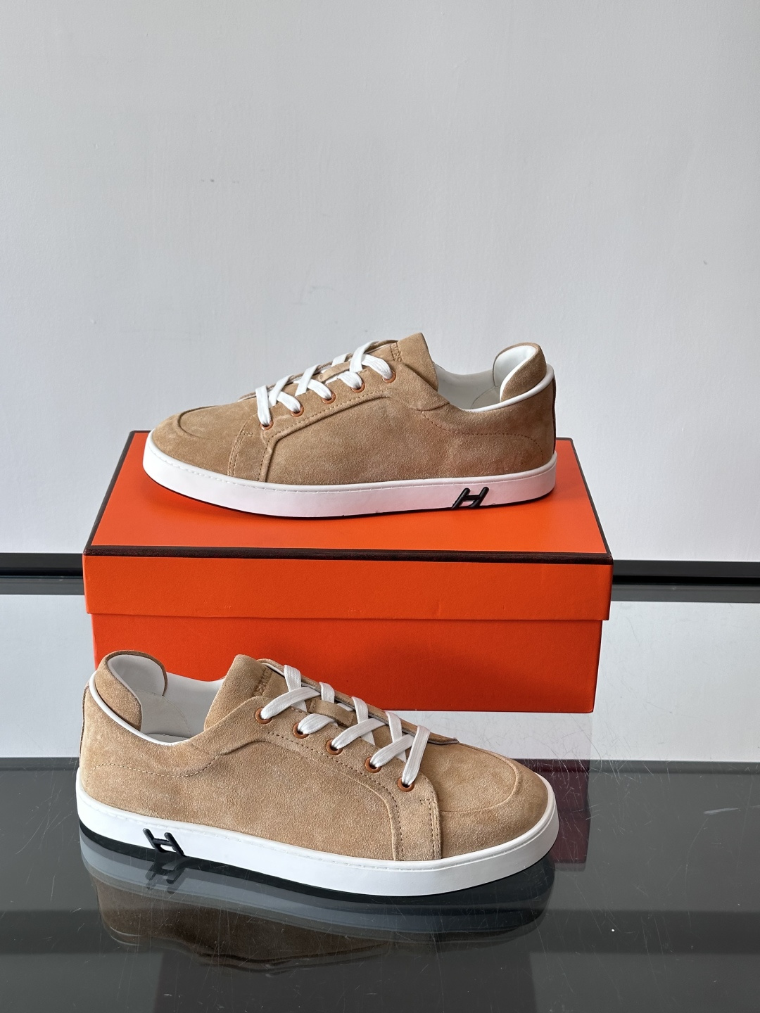 爱马仕Kid系列麂皮运动鞋，卡其色麂皮+小牛皮拼接，质感细腻又耐用。白色TPU橡胶鞋底，轻便舒适，日常穿