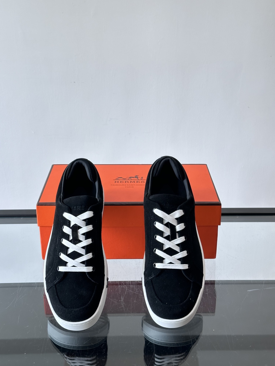 爱马仕Kid系列麂皮运动鞋，卡其色麂皮+小牛皮拼接，质感细腻又耐用。白色TPU橡胶鞋底，轻便舒适，日常穿