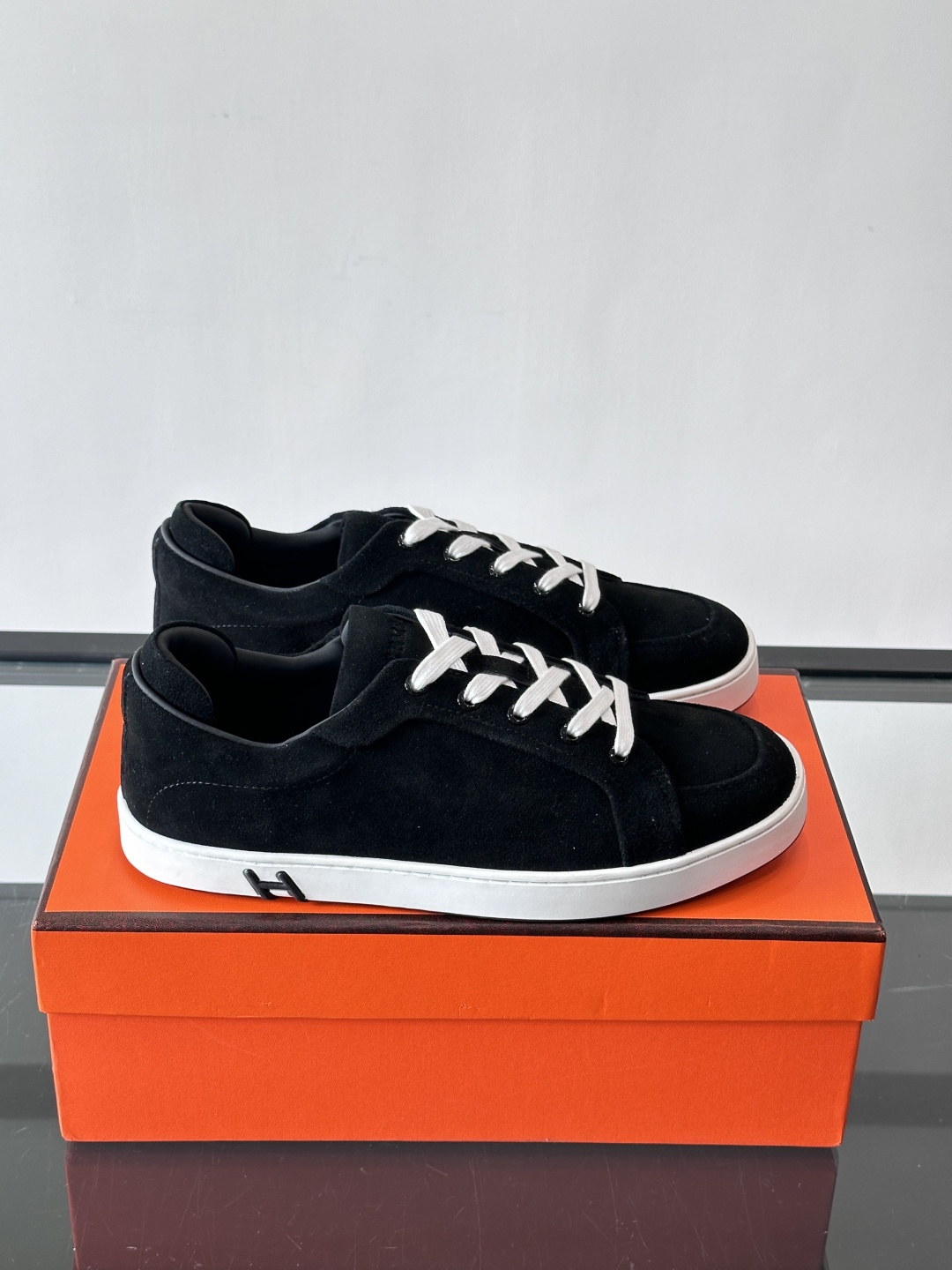 爱马仕Kid系列麂皮运动鞋，卡其色麂皮+小牛皮拼接，质感细腻又耐用。白色TPU橡胶鞋底，轻便舒适，日常穿