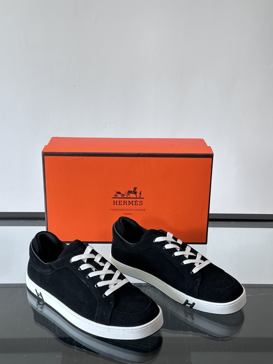 爱马仕Kid系列麂皮运动鞋，卡其色麂皮+小牛皮拼接，质感细腻又耐用。白色TPU橡胶鞋底，轻便舒适，日常穿