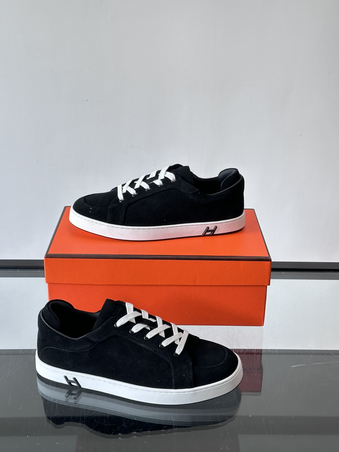 爱马仕Kid系列麂皮运动鞋，卡其色麂皮+小牛皮拼接，质感细腻又耐用。白色TPU橡胶鞋底，轻便舒适，日常穿