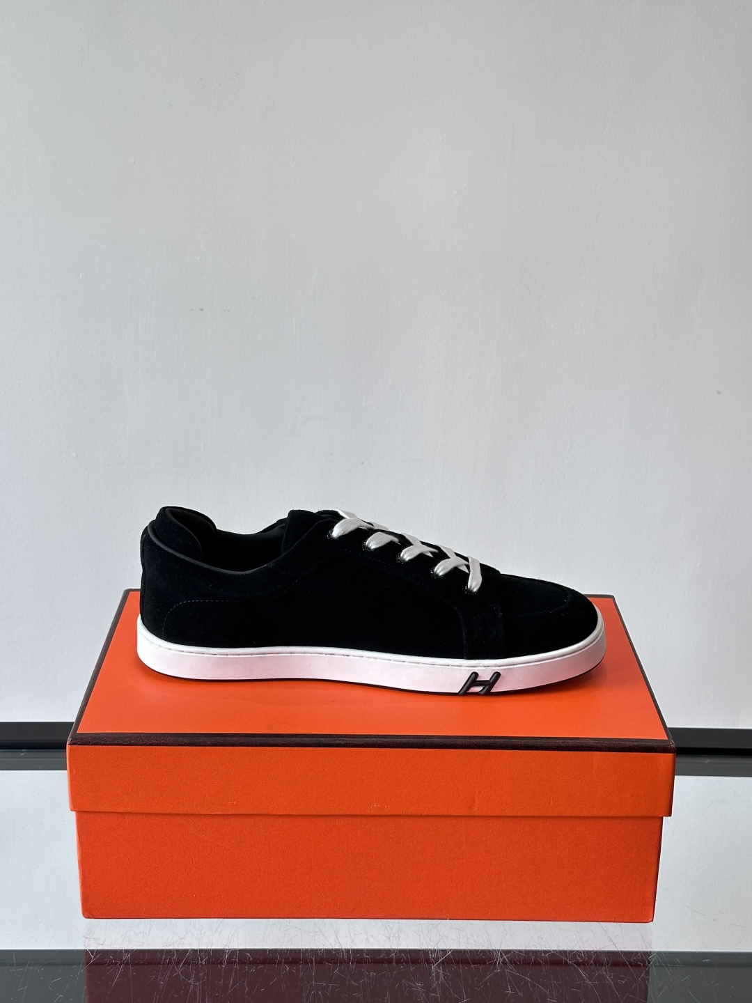 爱马仕Kid系列麂皮运动鞋，卡其色麂皮+小牛皮拼接，质感细腻又耐用。白色TPU橡胶鞋底，轻便舒适，日常穿