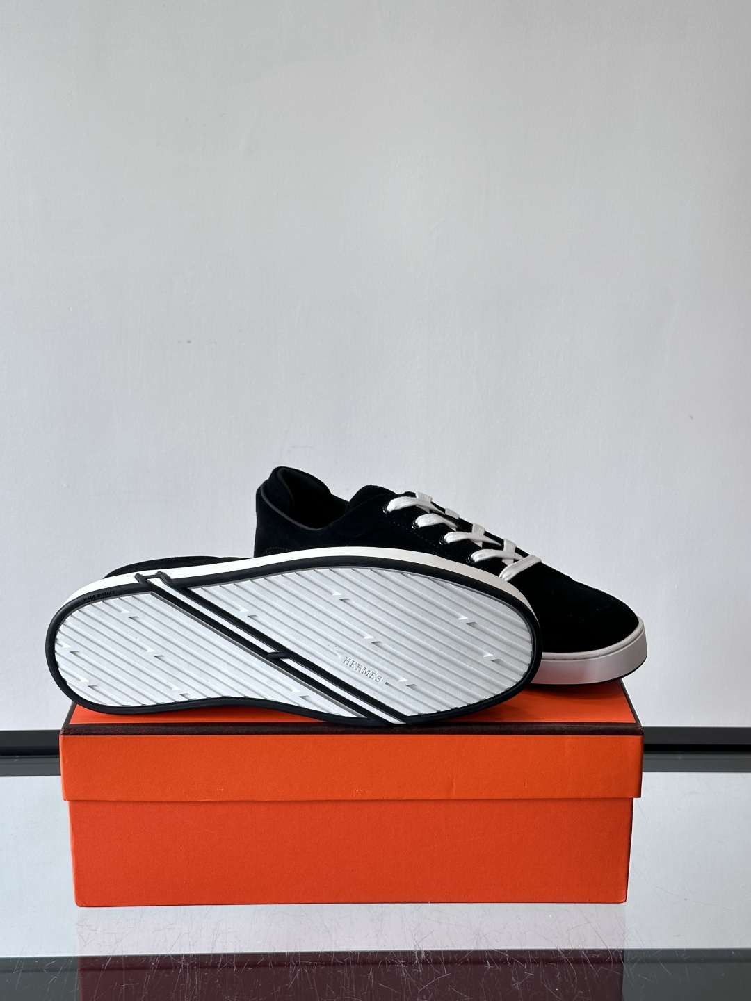 爱马仕Kid系列麂皮运动鞋，卡其色麂皮+小牛皮拼接，质感细腻又耐用。白色TPU橡胶鞋底，轻便舒适，日常穿