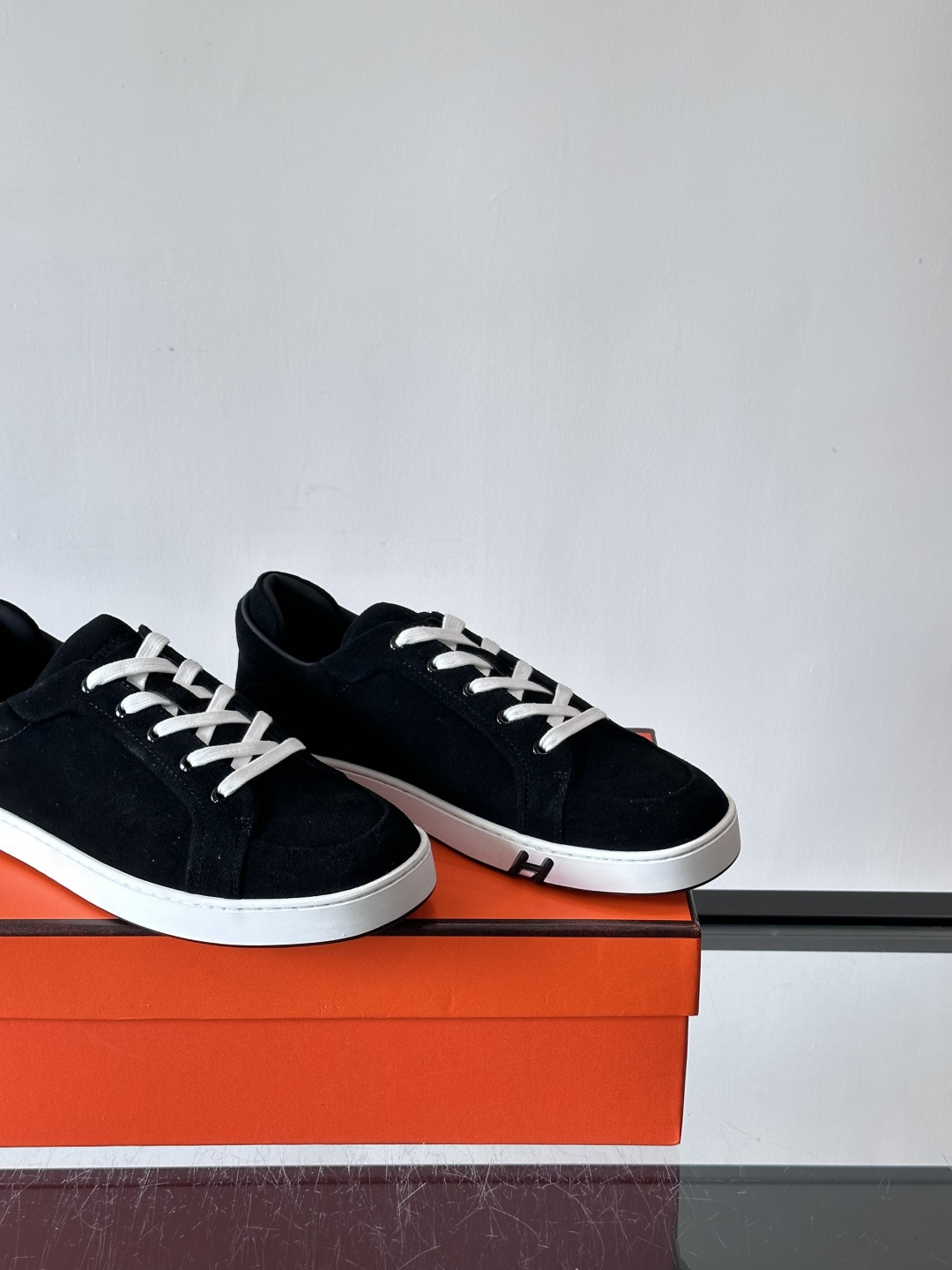 爱马仕Kid系列麂皮运动鞋，卡其色麂皮+小牛皮拼接，质感细腻又耐用。白色TPU橡胶鞋底，轻便舒适，日常穿