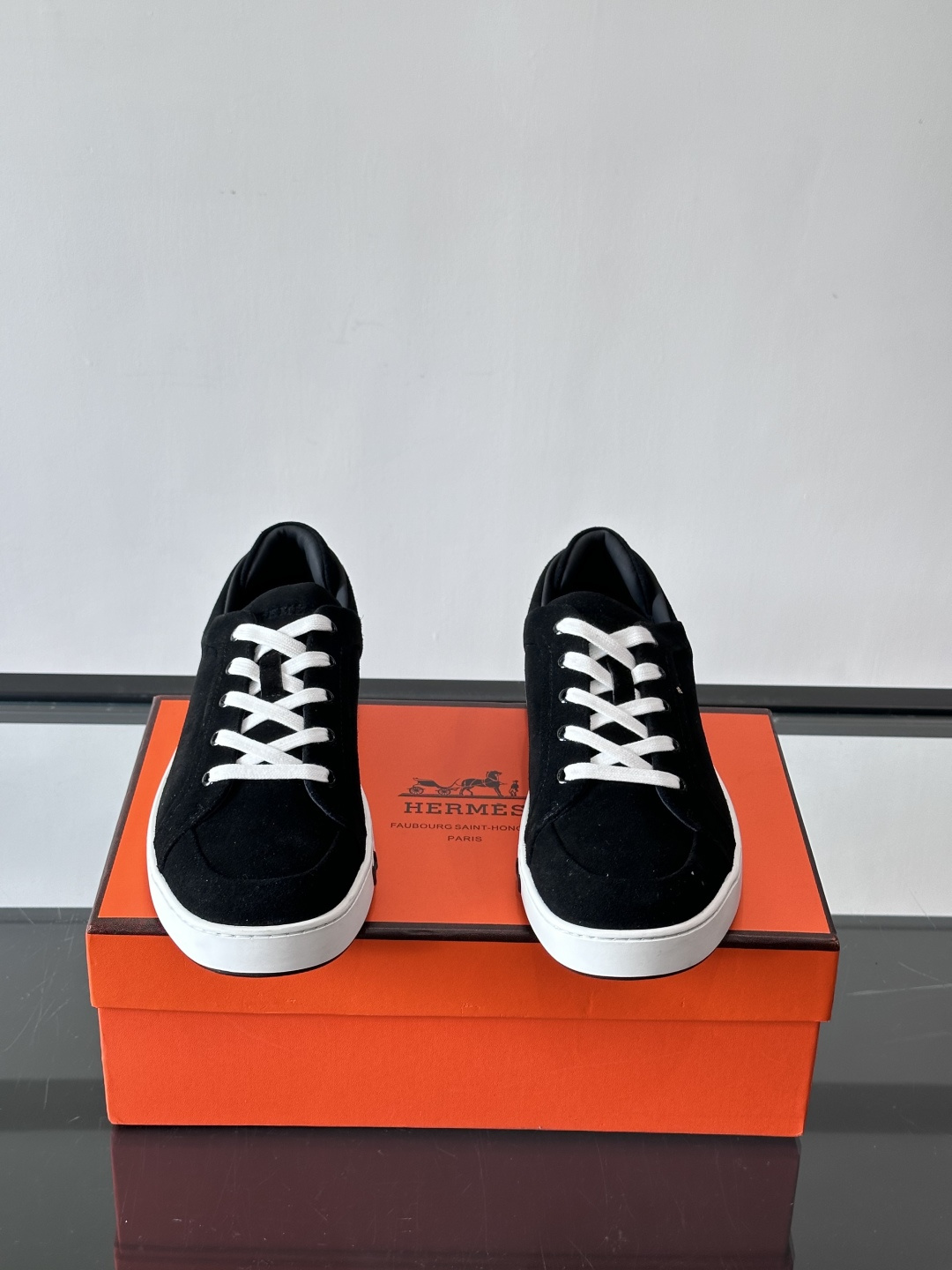 爱马仕Kid系列麂皮运动鞋，卡其色麂皮+小牛皮拼接，质感细腻又耐用。白色TPU橡胶鞋底，轻便舒适，日常穿