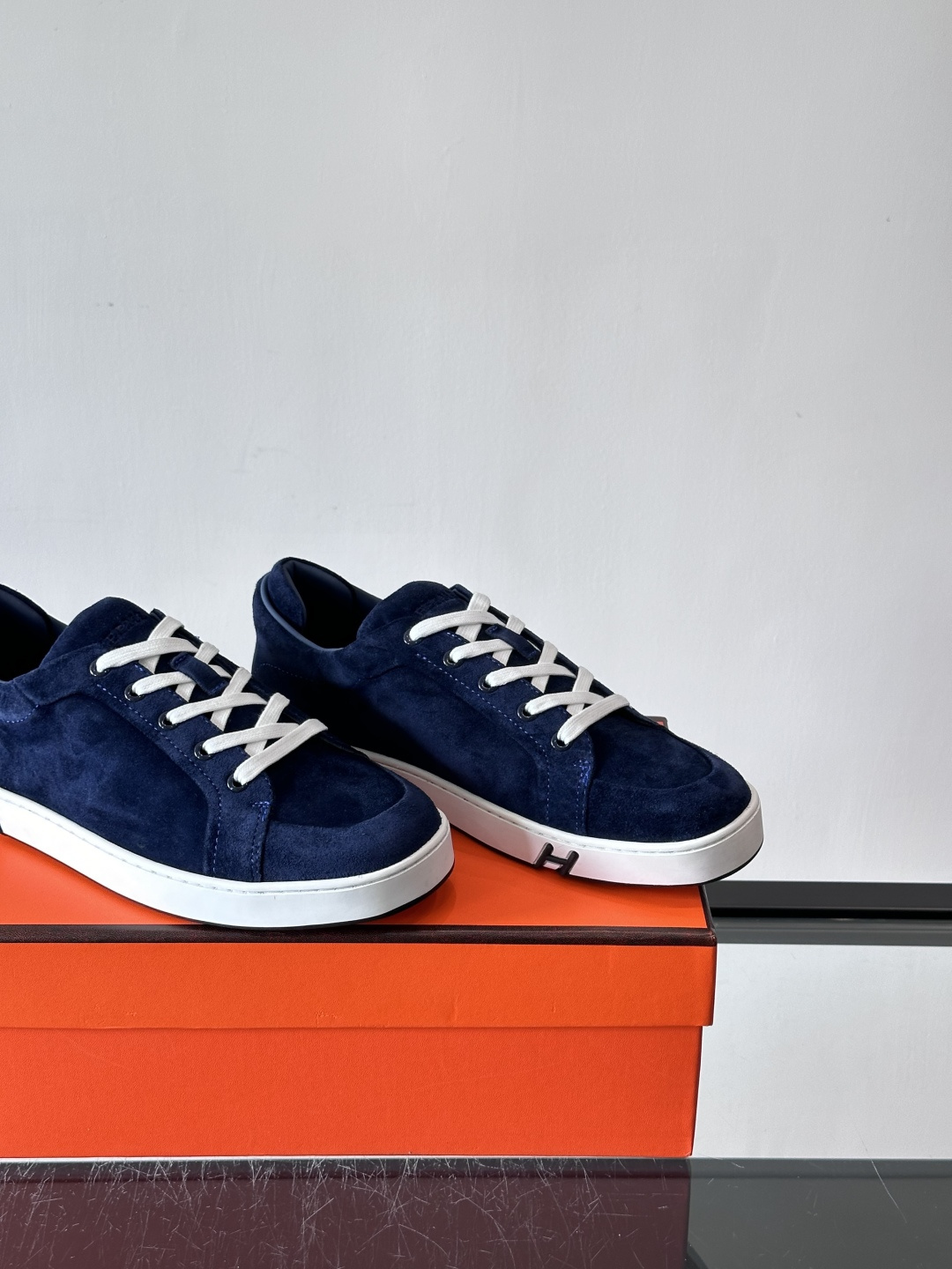 爱马仕Kid系列麂皮运动鞋，卡其色麂皮+小牛皮拼接，质感细腻又耐用。白色TPU橡胶鞋底，轻便舒适，日常穿