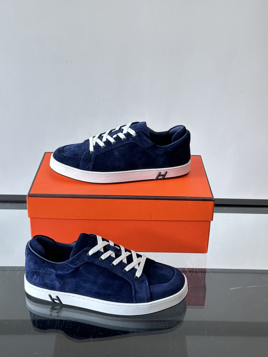 爱马仕Kid系列麂皮运动鞋，卡其色麂皮+小牛皮拼接，质感细腻又耐用。白色TPU橡胶鞋底，轻便舒适，日常穿