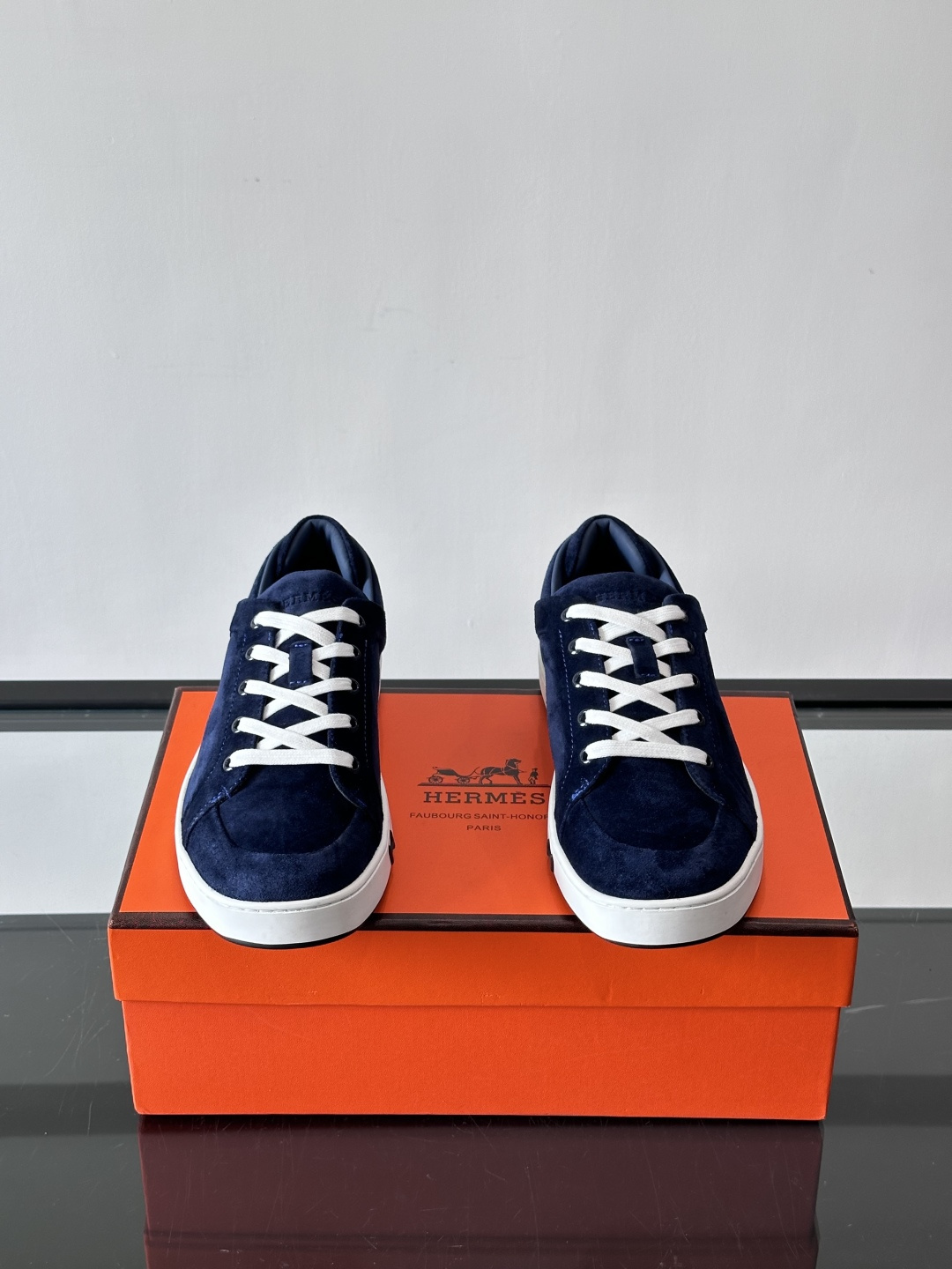 爱马仕Kid系列麂皮运动鞋，卡其色麂皮+小牛皮拼接，质感细腻又耐用。白色TPU橡胶鞋底，轻便舒适，日常穿