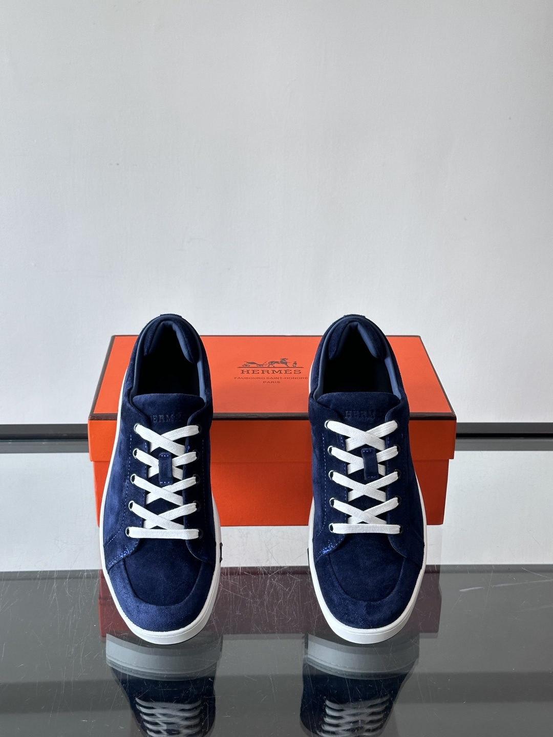 爱马仕Kid系列麂皮运动鞋，卡其色麂皮+小牛皮拼接，质感细腻又耐用。白色TPU橡胶鞋底，轻便舒适，日常穿