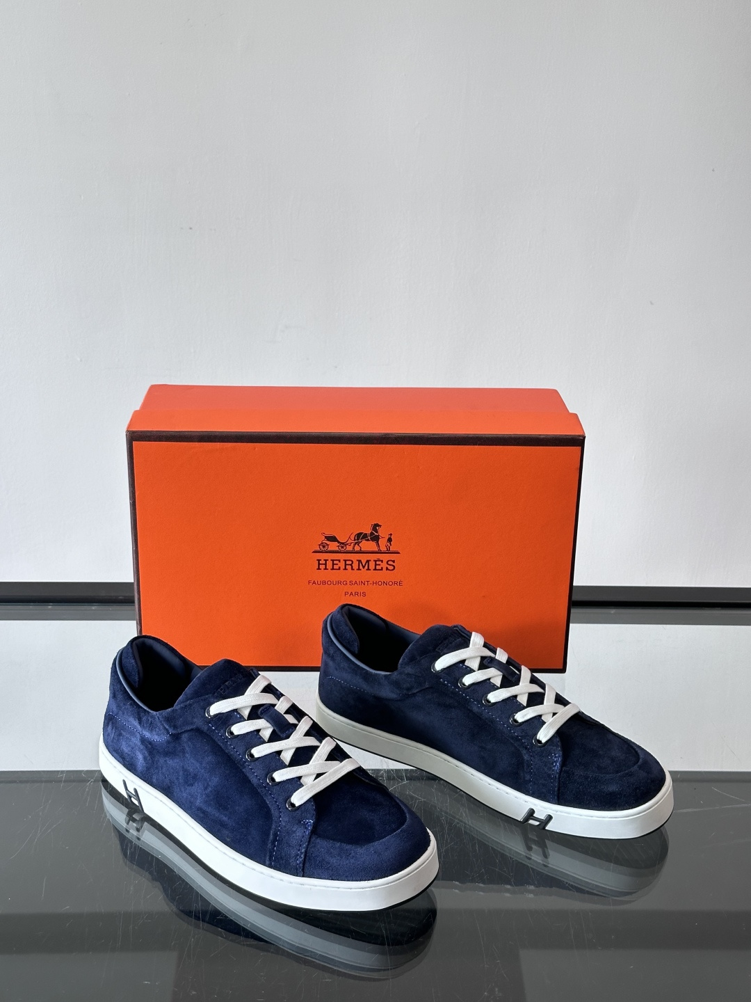 爱马仕Kid系列麂皮运动鞋，卡其色麂皮+小牛皮拼接，质感细腻又耐用。白色TPU橡胶鞋底，轻便舒适，日常穿