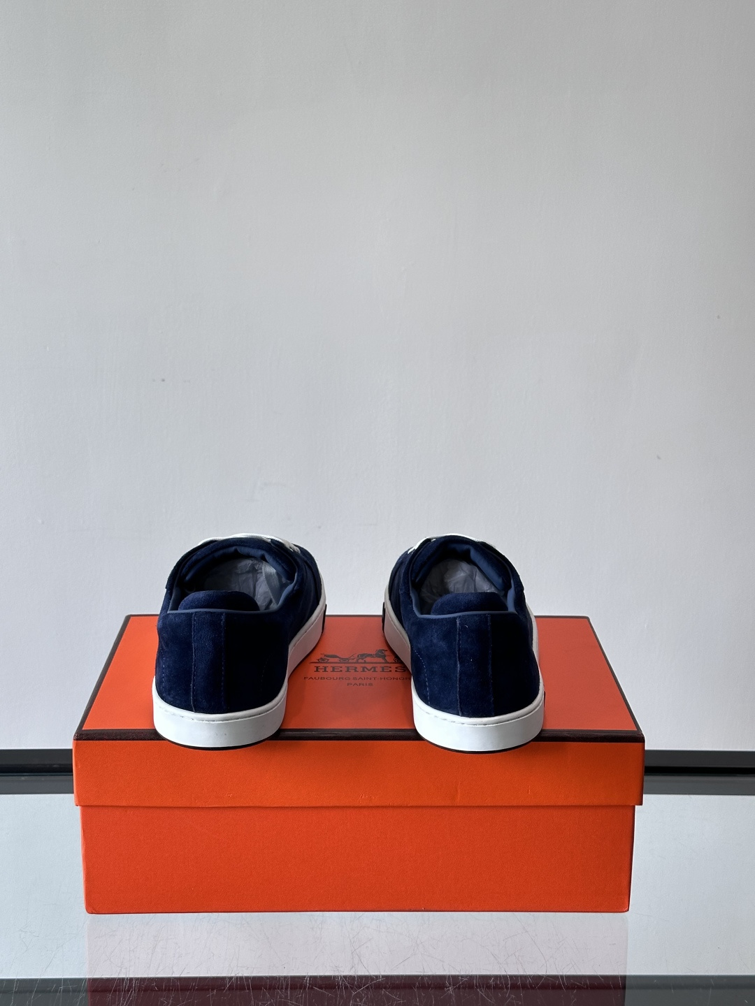 爱马仕Kid系列麂皮运动鞋，卡其色麂皮+小牛皮拼接，质感细腻又耐用。白色TPU橡胶鞋底，轻便舒适，日常穿