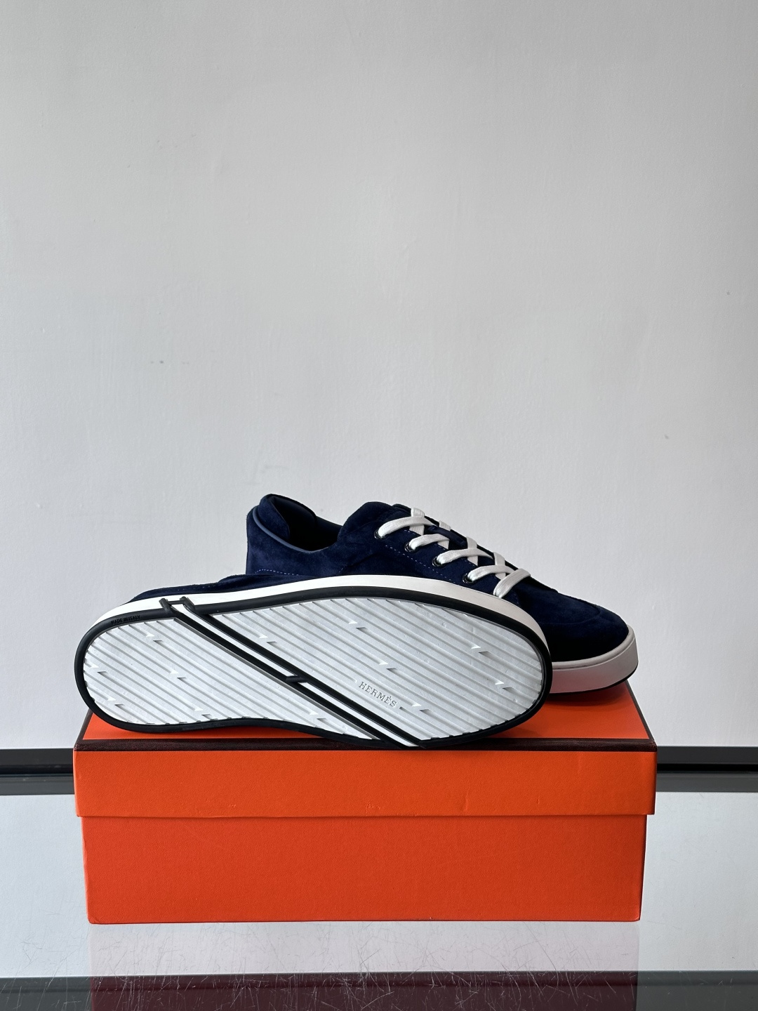 爱马仕Kid系列麂皮运动鞋，卡其色麂皮+小牛皮拼接，质感细腻又耐用。白色TPU橡胶鞋底，轻便舒适，日常穿