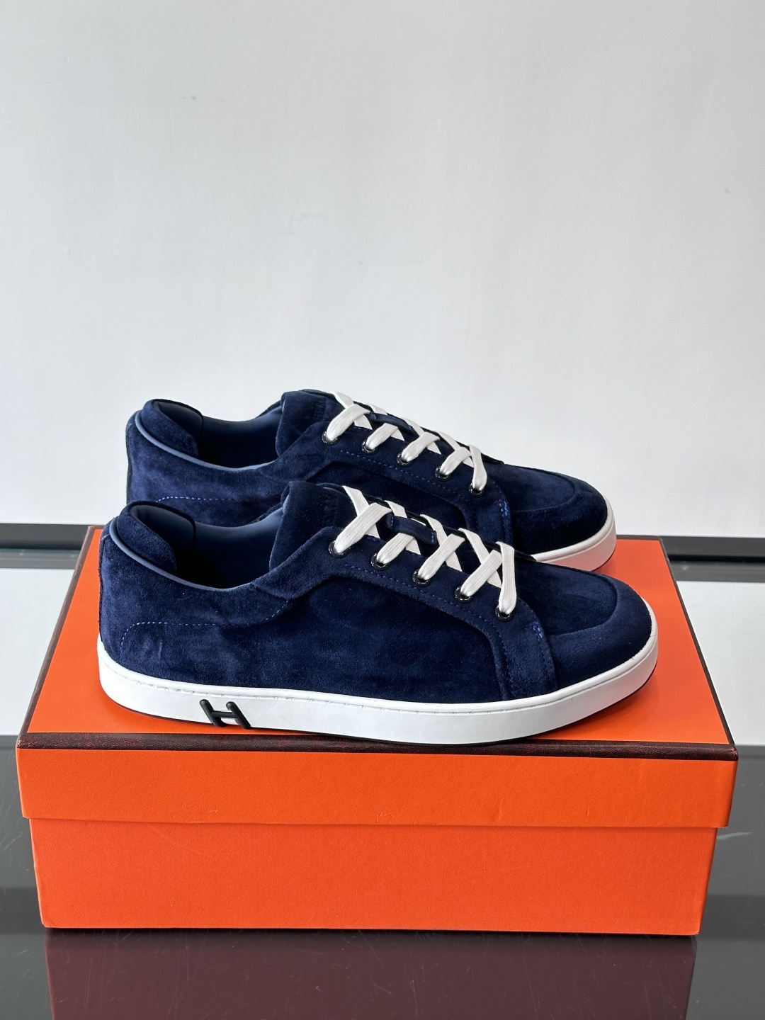 爱马仕Kid系列麂皮运动鞋，卡其色麂皮+小牛皮拼接，质感细腻又耐用。白色TPU橡胶鞋底，轻便舒适，日常穿