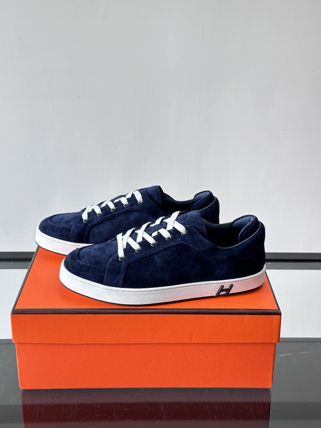 爱马仕Kid系列麂皮运动鞋，卡其色麂皮+小牛皮拼接，质感细腻又耐用。白色TPU橡胶鞋底，轻便舒适，日常穿