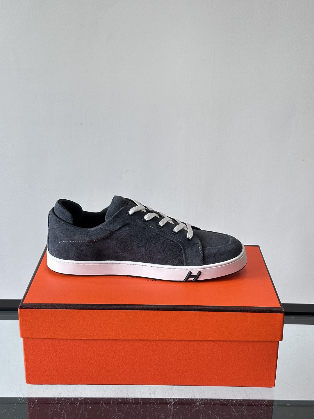 爱马仕Kid系列麂皮运动鞋，卡其色麂皮+小牛皮拼接，质感细腻又耐用。白色TPU橡胶鞋底，轻便舒适，日常穿