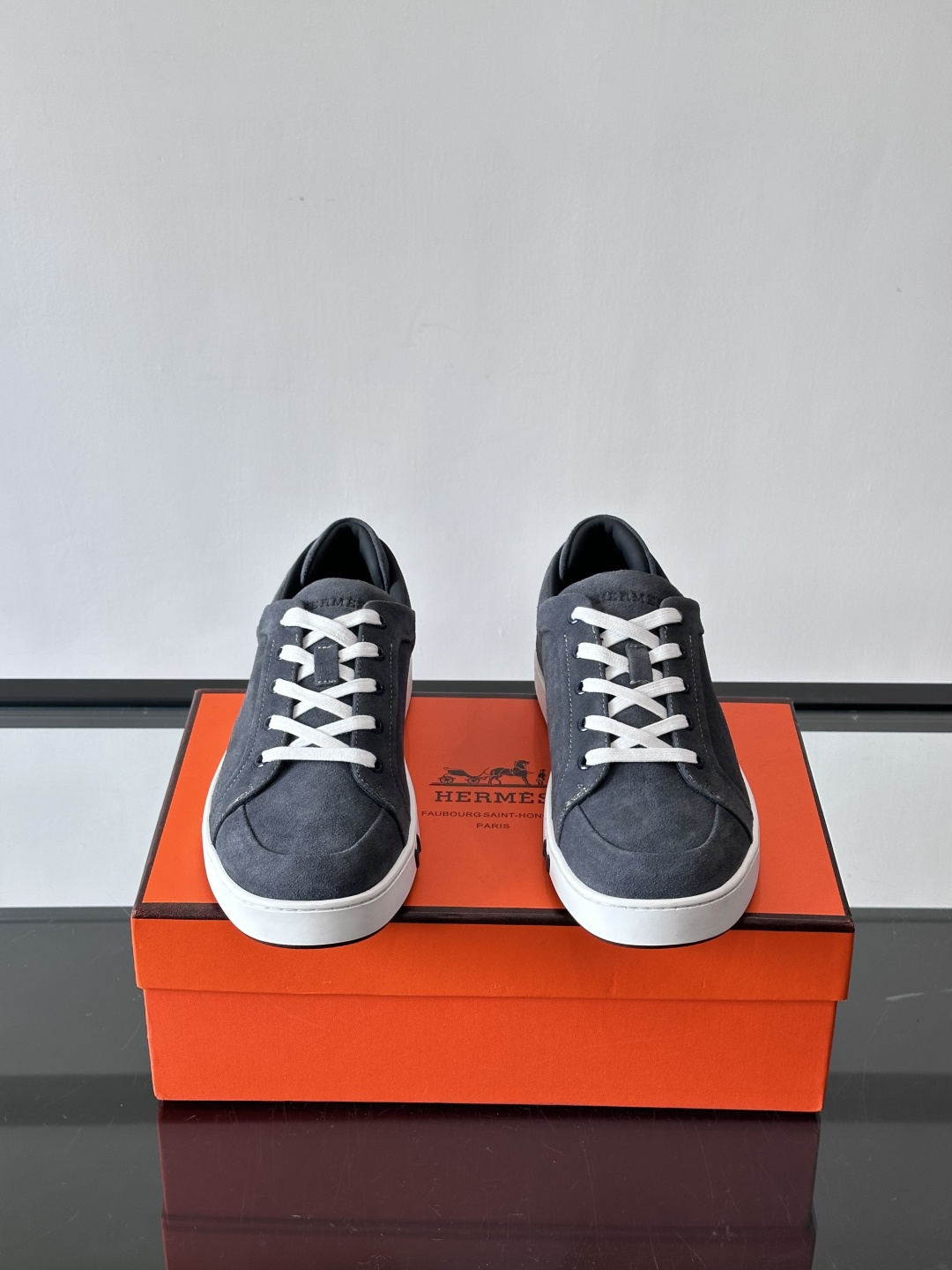 爱马仕Kid系列麂皮运动鞋，卡其色麂皮+小牛皮拼接，质感细腻又耐用。白色TPU橡胶鞋底，轻便舒适，日常穿