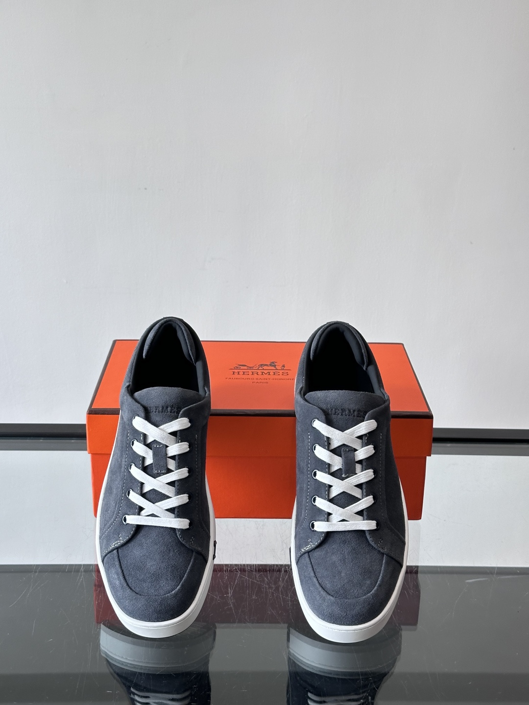 爱马仕Kid系列麂皮运动鞋，卡其色麂皮+小牛皮拼接，质感细腻又耐用。白色TPU橡胶鞋底，轻便舒适，日常穿