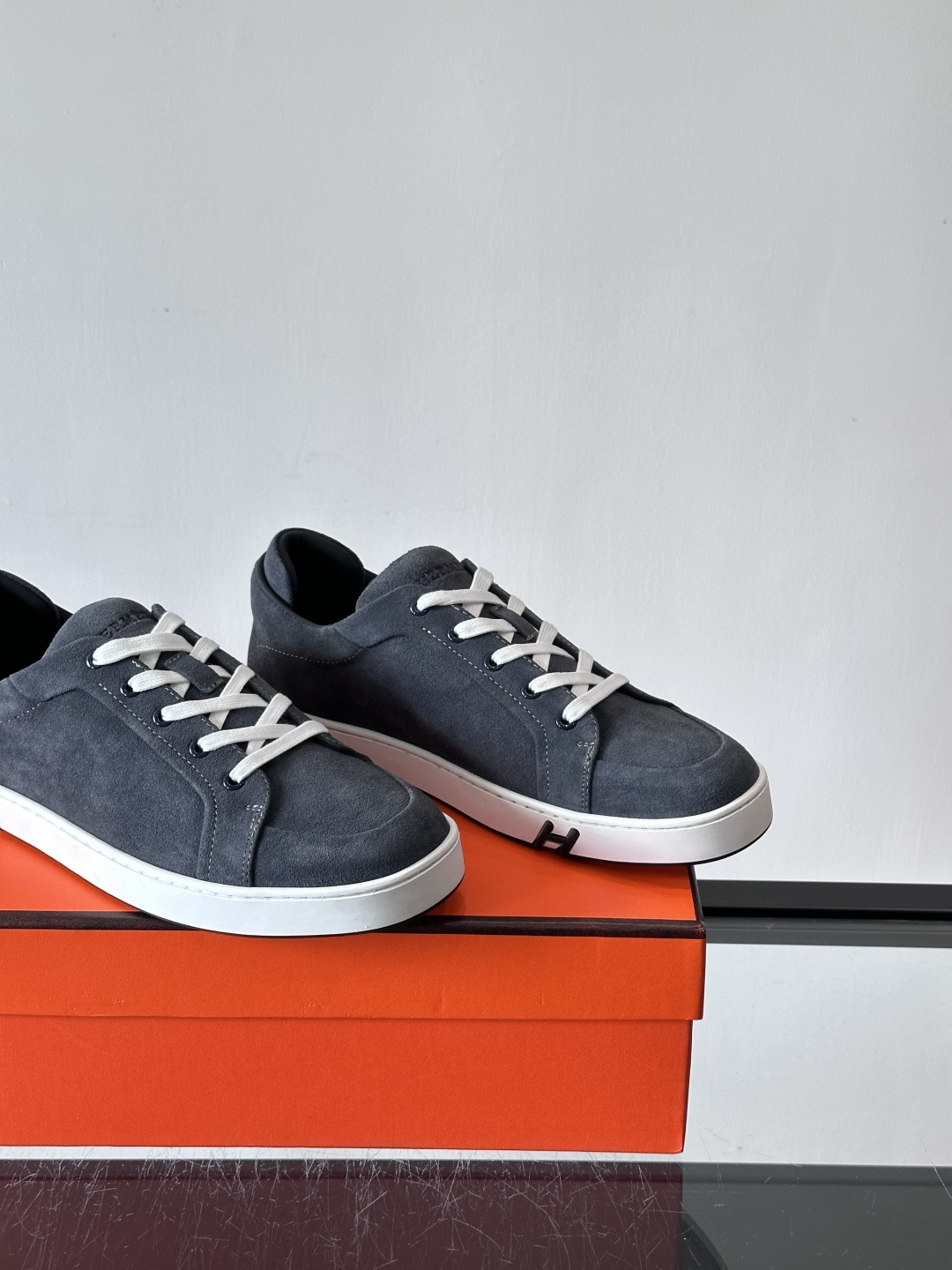 爱马仕Kid系列麂皮运动鞋，卡其色麂皮+小牛皮拼接，质感细腻又耐用。白色TPU橡胶鞋底，轻便舒适，日常穿