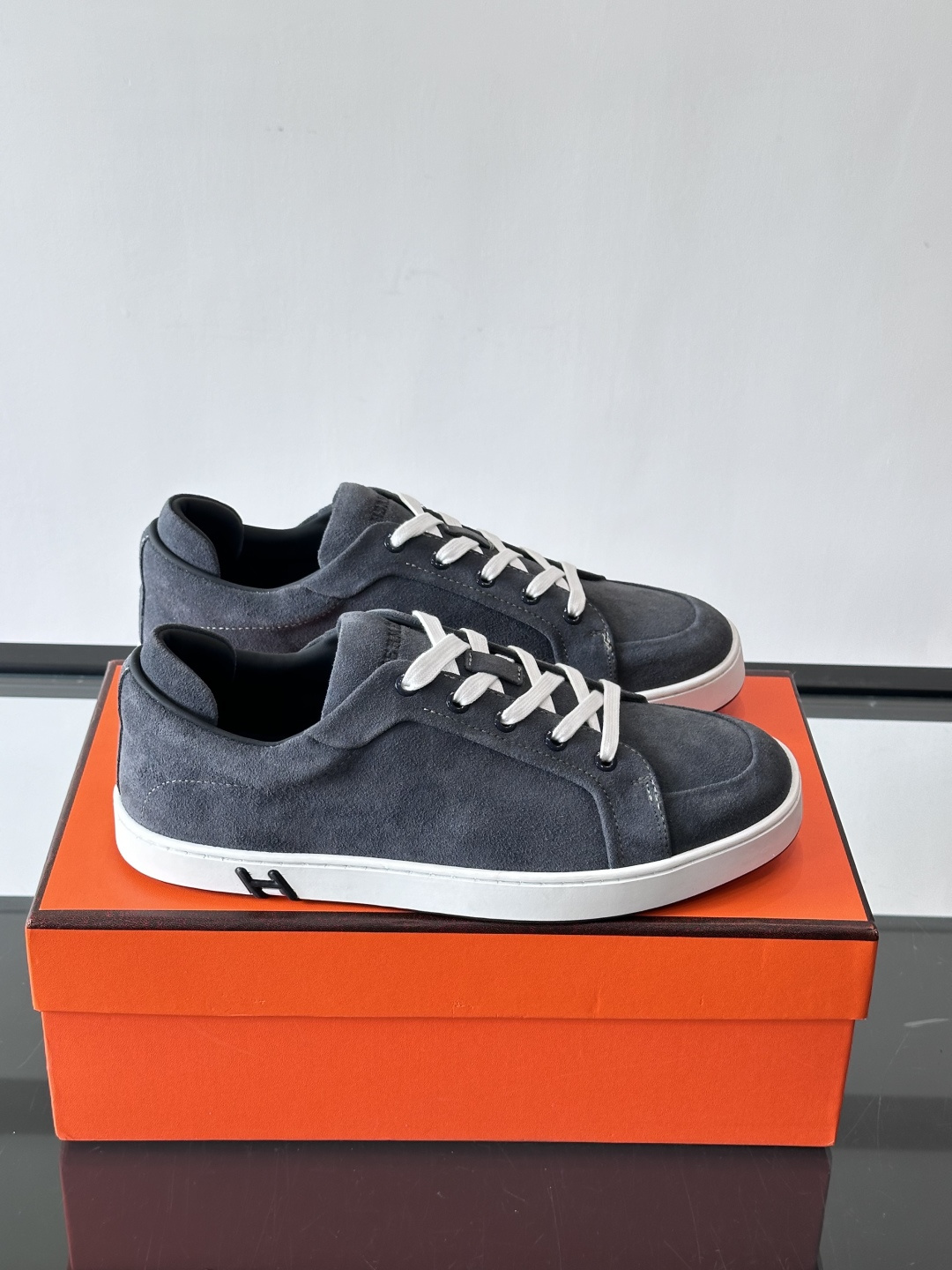 爱马仕Kid系列麂皮运动鞋，卡其色麂皮+小牛皮拼接，质感细腻又耐用。白色TPU橡胶鞋底，轻便舒适，日常穿