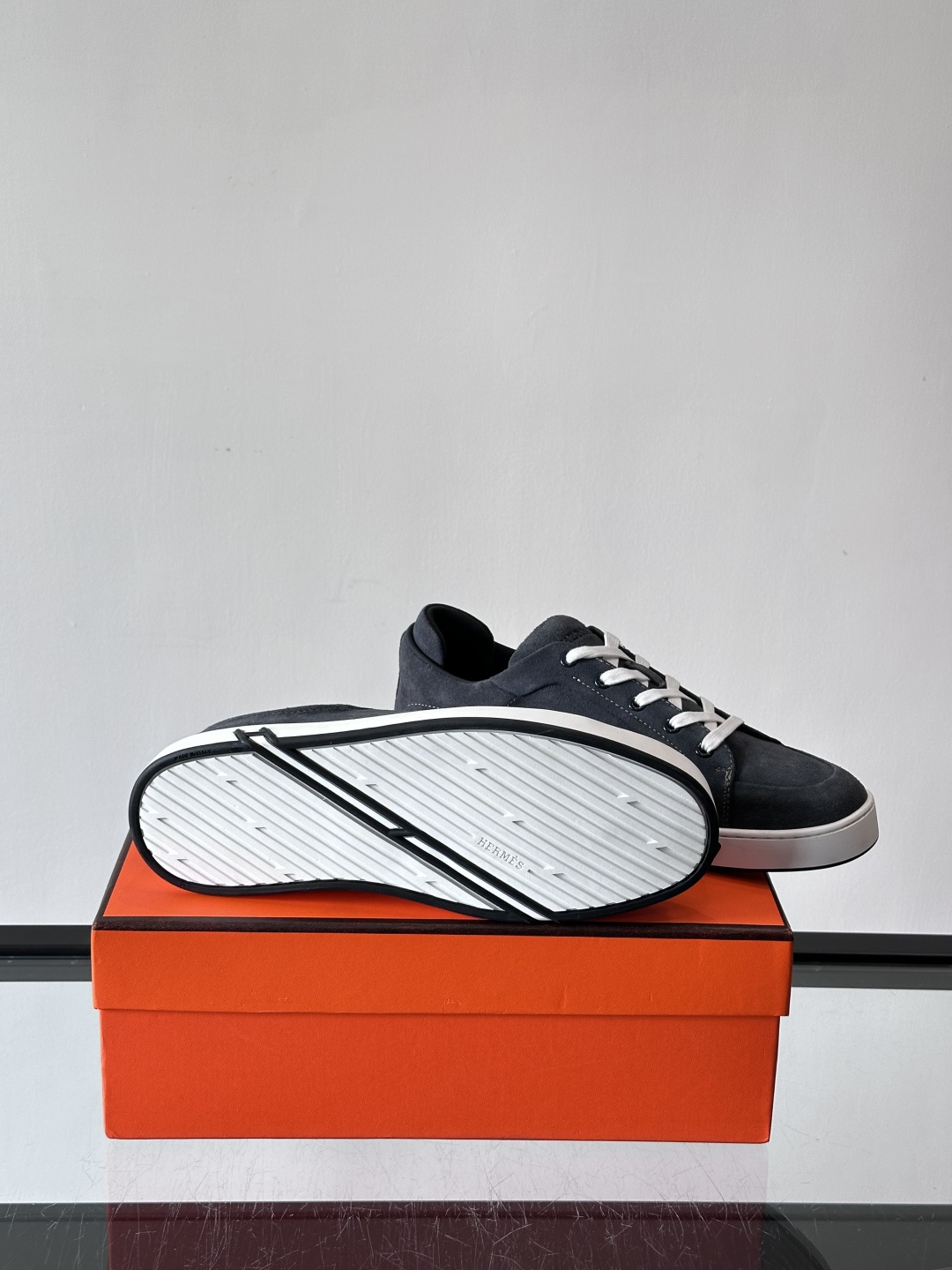 爱马仕Kid系列麂皮运动鞋，卡其色麂皮+小牛皮拼接，质感细腻又耐用。白色TPU橡胶鞋底，轻便舒适，日常穿