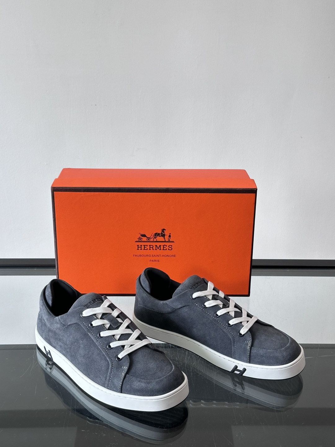 爱马仕Kid系列麂皮运动鞋，卡其色麂皮+小牛皮拼接，质感细腻又耐用。白色TPU橡胶鞋底，轻便舒适，日常穿