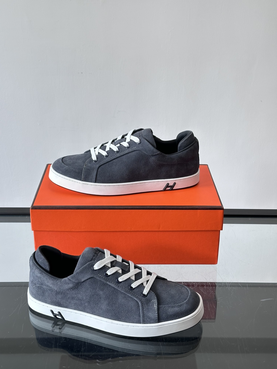 爱马仕Kid系列麂皮运动鞋，卡其色麂皮+小牛皮拼接，质感细腻又耐用。白色TPU橡胶鞋底，轻便舒适，日常穿