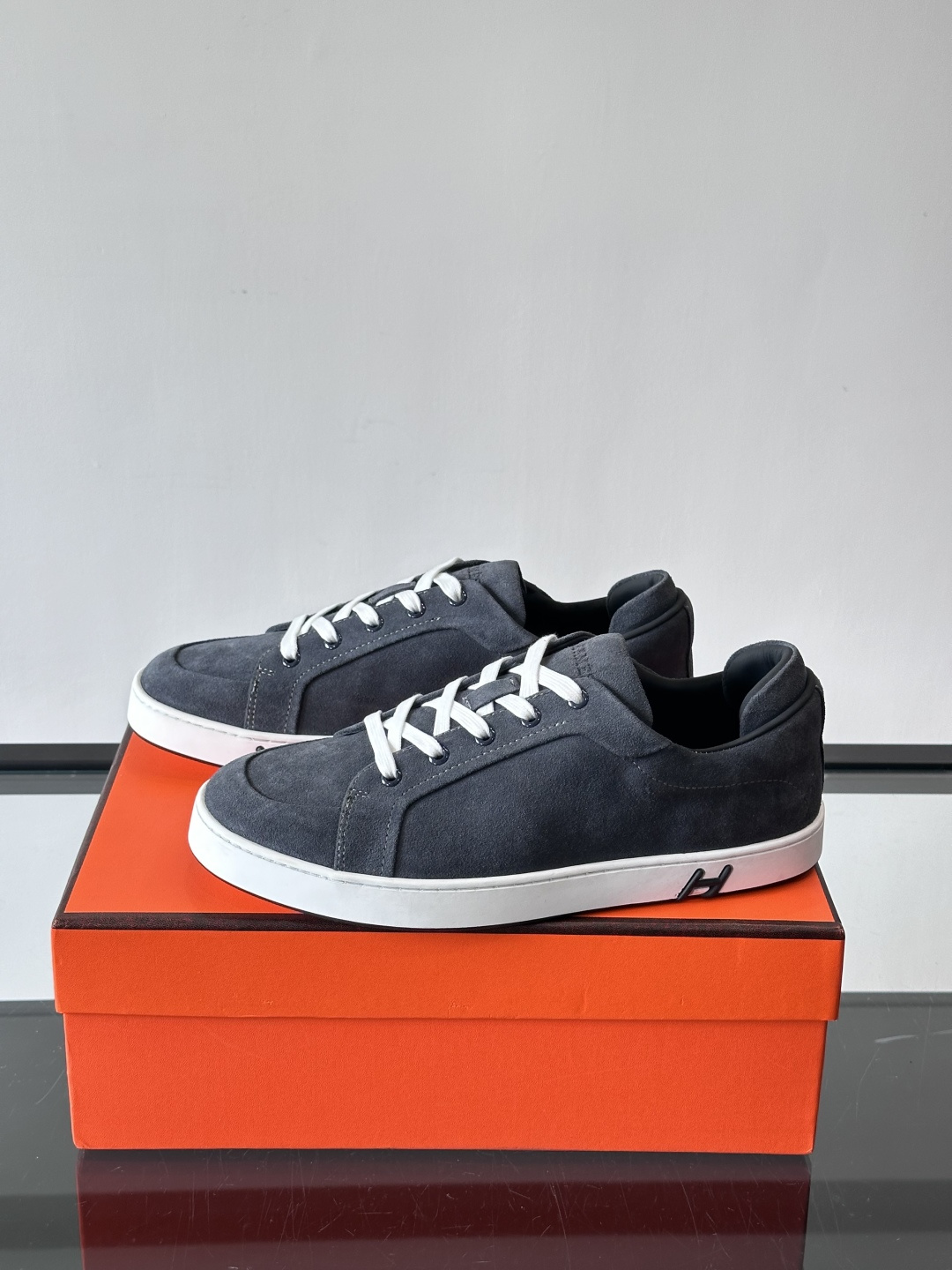 爱马仕Kid系列麂皮运动鞋，卡其色麂皮+小牛皮拼接，质感细腻又耐用。白色TPU橡胶鞋底，轻便舒适，日常穿