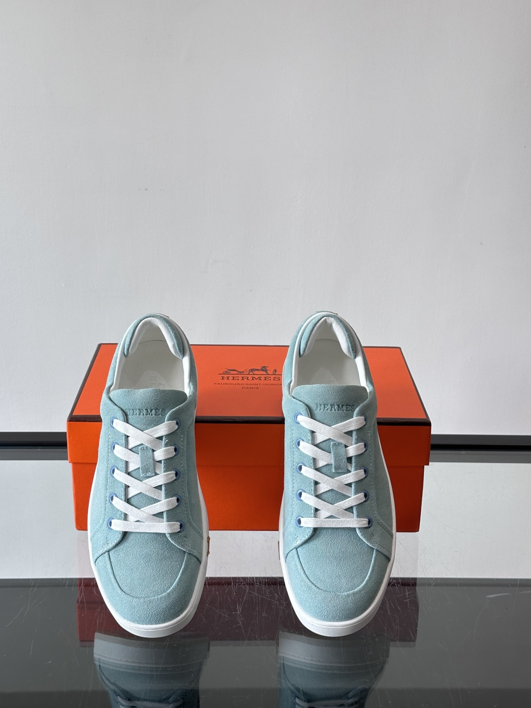 爱马仕Kid系列麂皮运动鞋，卡其色麂皮+小牛皮拼接，质感细腻又耐用。白色TPU橡胶鞋底，轻便舒适，日常穿