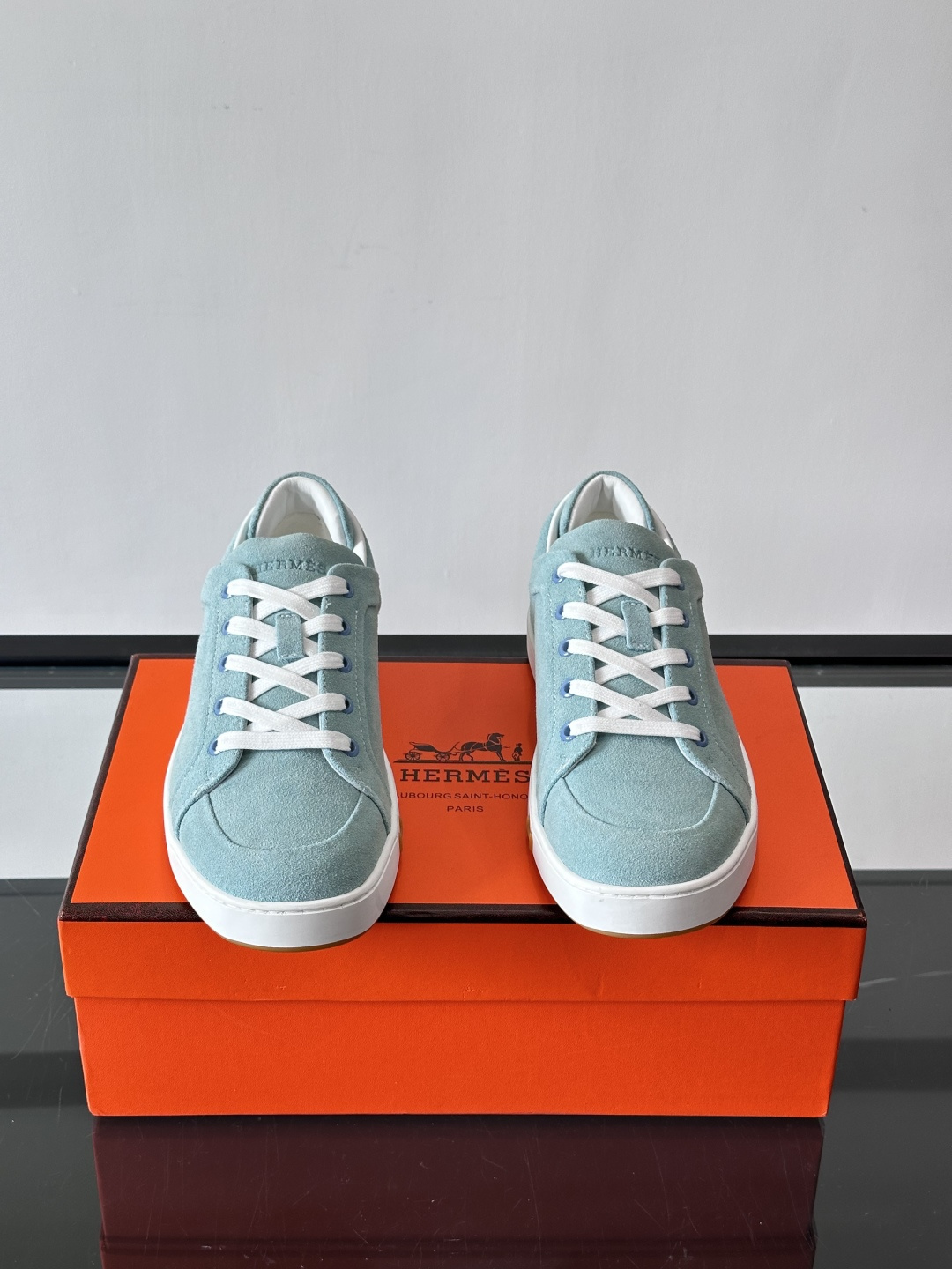 爱马仕Kid系列麂皮运动鞋，卡其色麂皮+小牛皮拼接，质感细腻又耐用。白色TPU橡胶鞋底，轻便舒适，日常穿