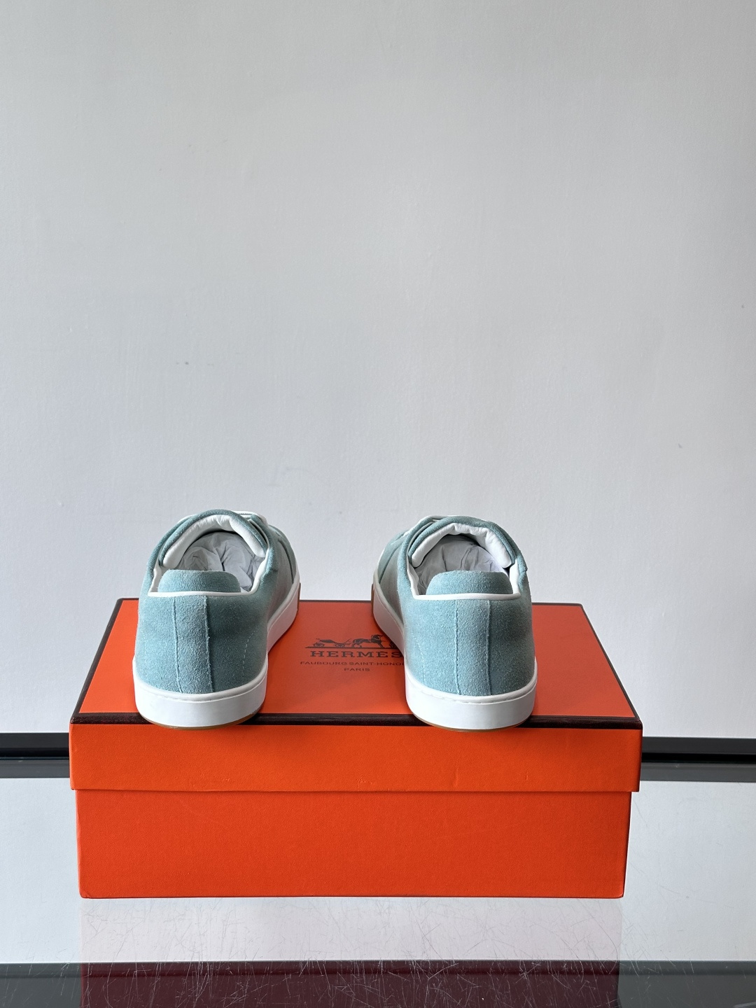 爱马仕Kid系列麂皮运动鞋，卡其色麂皮+小牛皮拼接，质感细腻又耐用。白色TPU橡胶鞋底，轻便舒适，日常穿