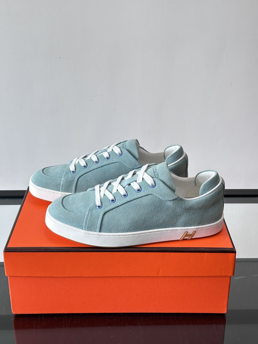 爱马仕Kid系列麂皮运动鞋，卡其色麂皮+小牛皮拼接，质感细腻又耐用。白色TPU橡胶鞋底，轻便舒适，日常穿