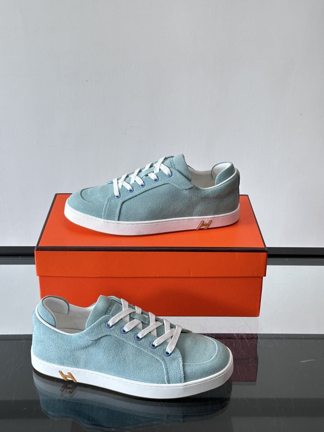 爱马仕Kid系列麂皮运动鞋，卡其色麂皮+小牛皮拼接，质感细腻又耐用。白色TPU橡胶鞋底，轻便舒适，日常穿