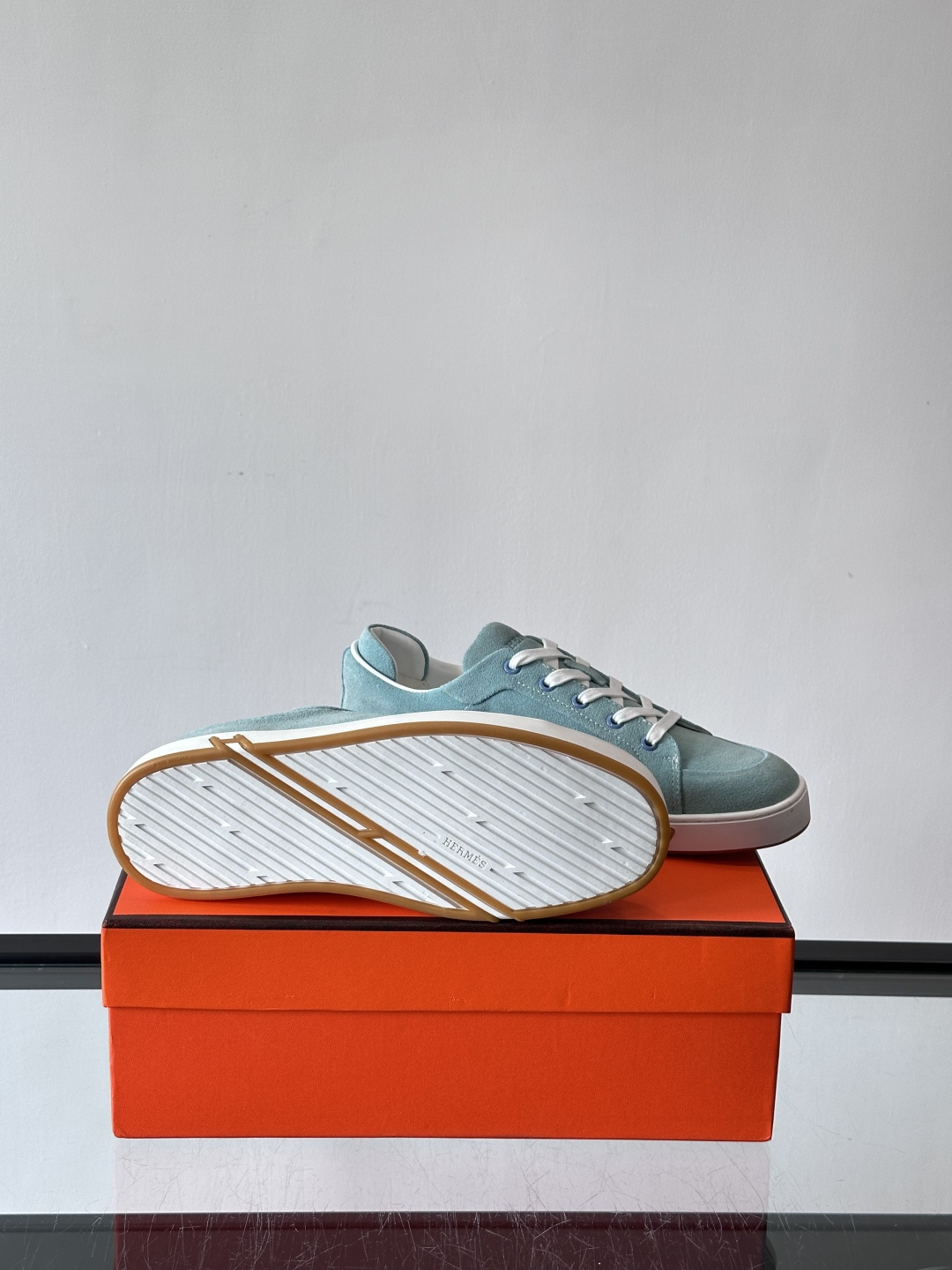 爱马仕Kid系列麂皮运动鞋，卡其色麂皮+小牛皮拼接，质感细腻又耐用。白色TPU橡胶鞋底，轻便舒适，日常穿