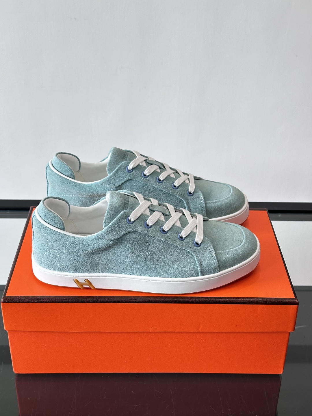 爱马仕Kid系列麂皮运动鞋，卡其色麂皮+小牛皮拼接，质感细腻又耐用。白色TPU橡胶鞋底，轻便舒适，日常穿