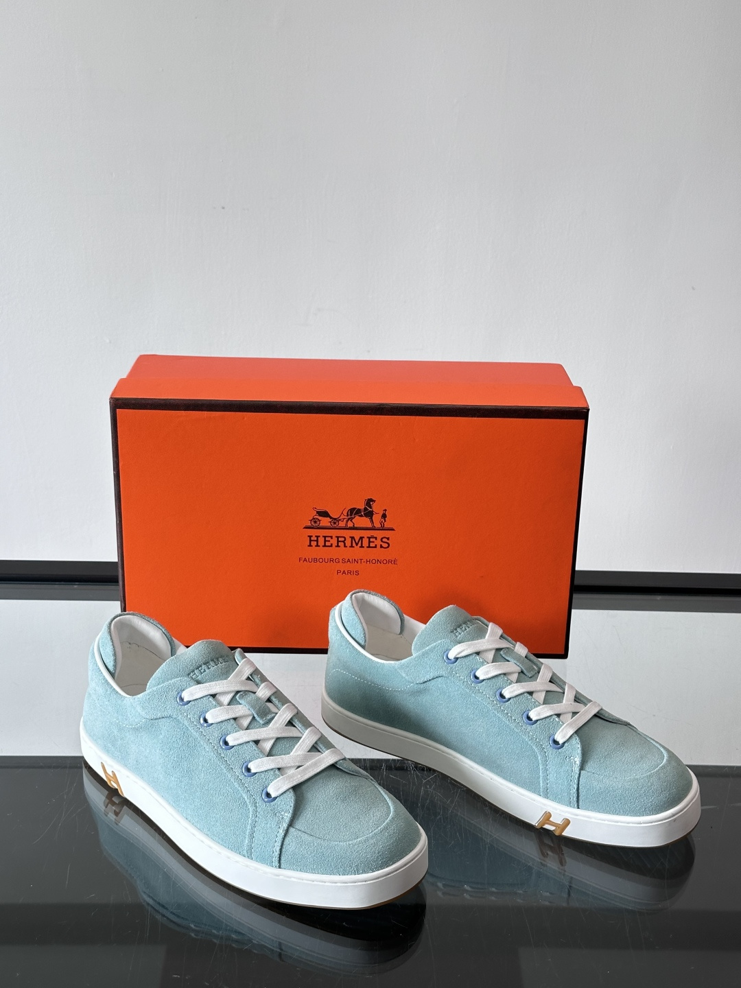 爱马仕Kid系列麂皮运动鞋，卡其色麂皮+小牛皮拼接，质感细腻又耐用。白色TPU橡胶鞋底，轻便舒适，日常穿