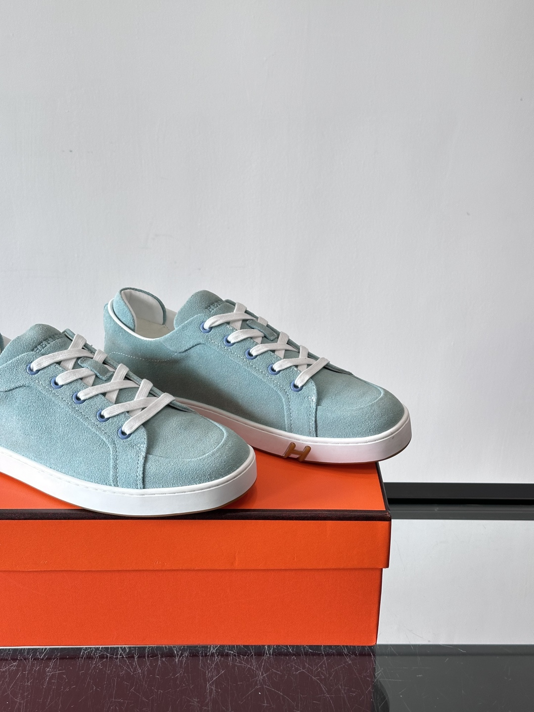 爱马仕Kid系列麂皮运动鞋，卡其色麂皮+小牛皮拼接，质感细腻又耐用。白色TPU橡胶鞋底，轻便舒适，日常穿