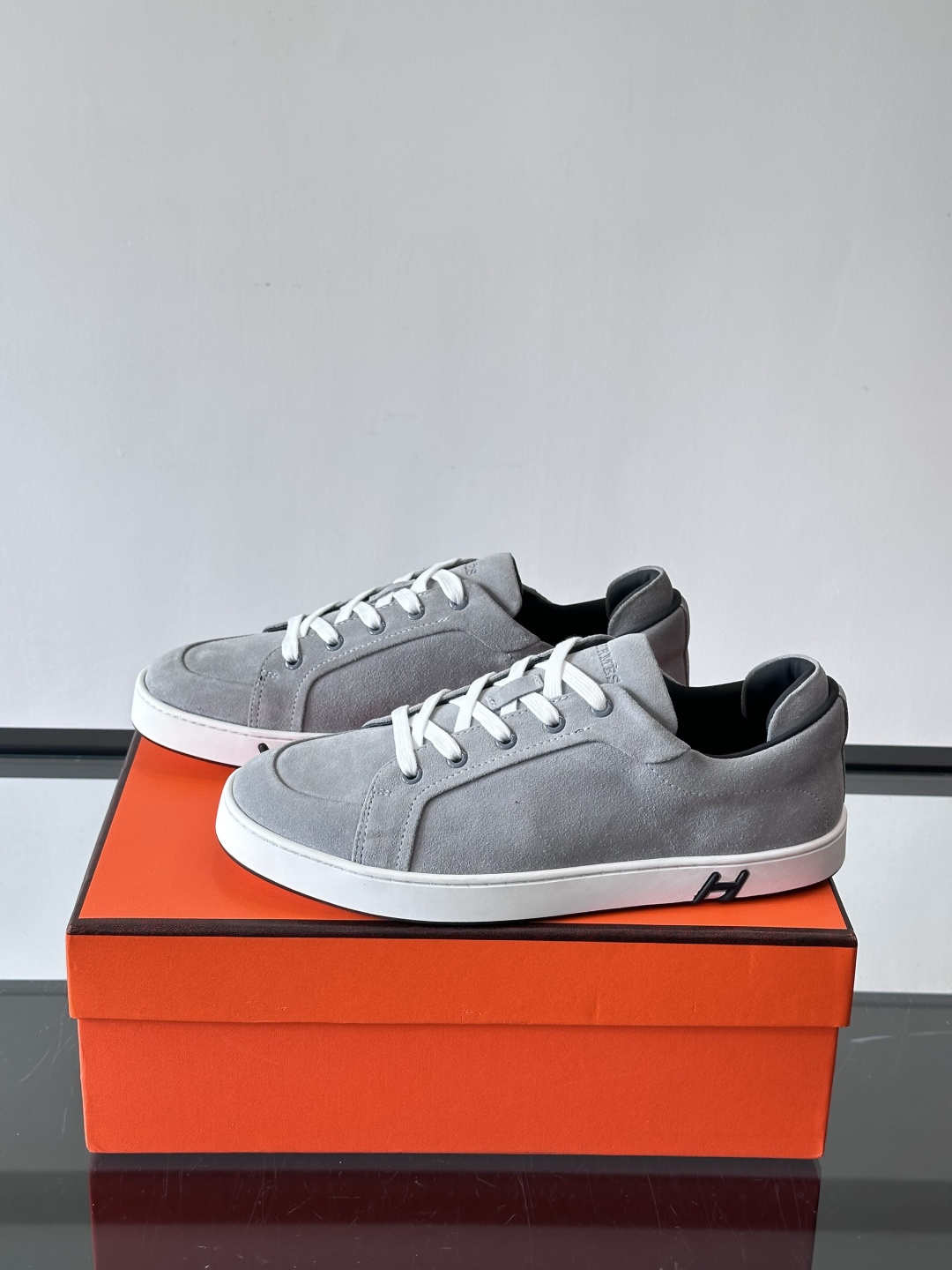 爱马仕Kid系列麂皮运动鞋，卡其色麂皮+小牛皮拼接，质感细腻又耐用。白色TPU橡胶鞋底，轻便舒适，日常穿