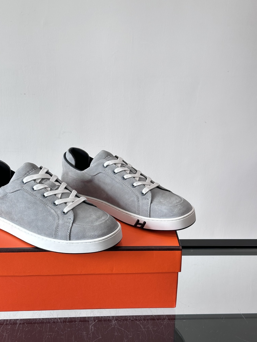 爱马仕Kid系列麂皮运动鞋，卡其色麂皮+小牛皮拼接，质感细腻又耐用。白色TPU橡胶鞋底，轻便舒适，日常穿