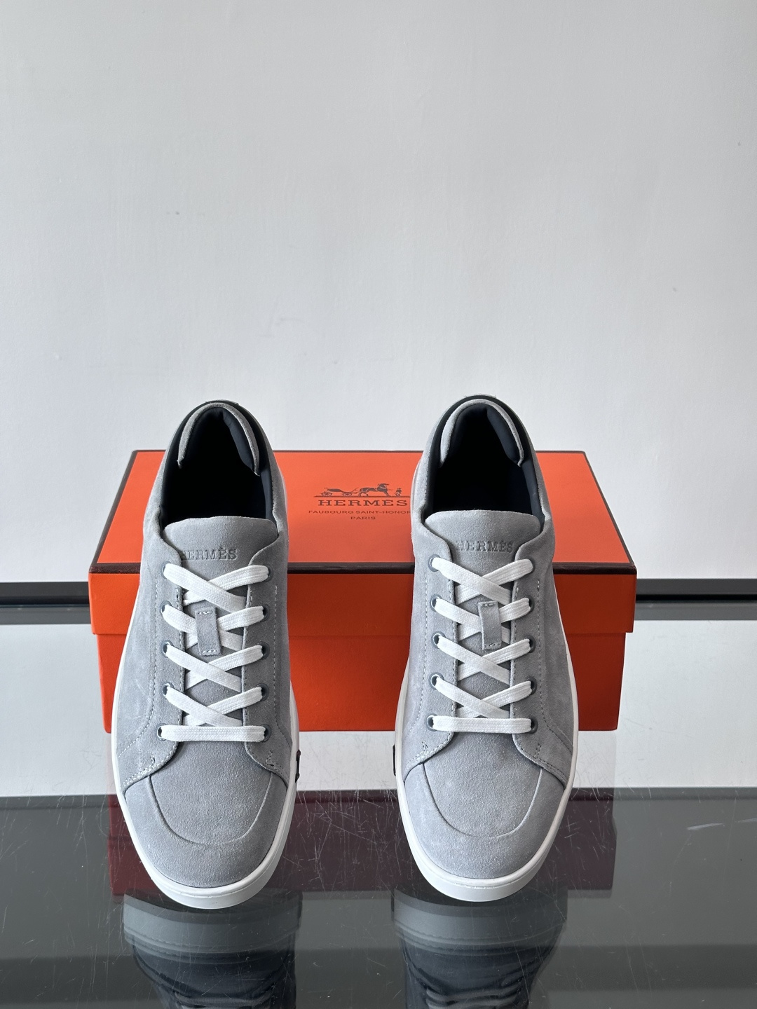 爱马仕Kid系列麂皮运动鞋，卡其色麂皮+小牛皮拼接，质感细腻又耐用。白色TPU橡胶鞋底，轻便舒适，日常穿