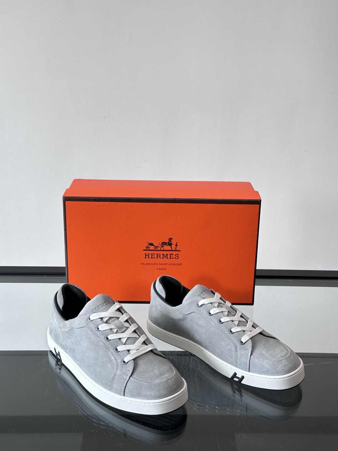 爱马仕Kid系列麂皮运动鞋，卡其色麂皮+小牛皮拼接，质感细腻又耐用。白色TPU橡胶鞋底，轻便舒适，日常穿