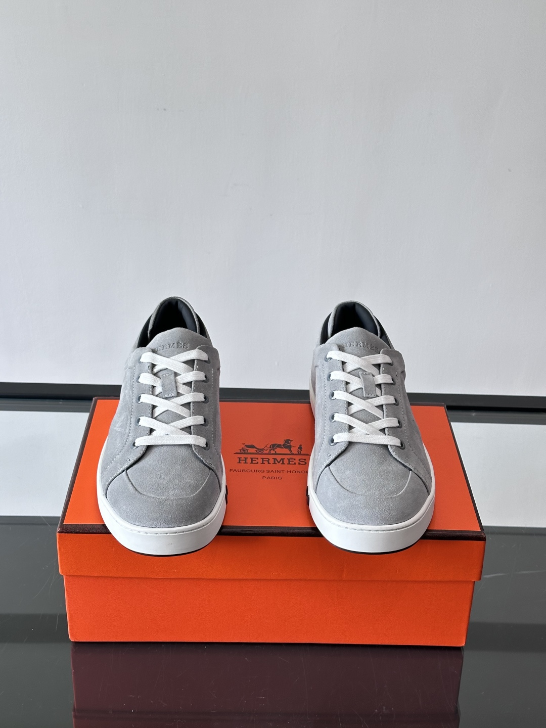 爱马仕Kid系列麂皮运动鞋，卡其色麂皮+小牛皮拼接，质感细腻又耐用。白色TPU橡胶鞋底，轻便舒适，日常穿