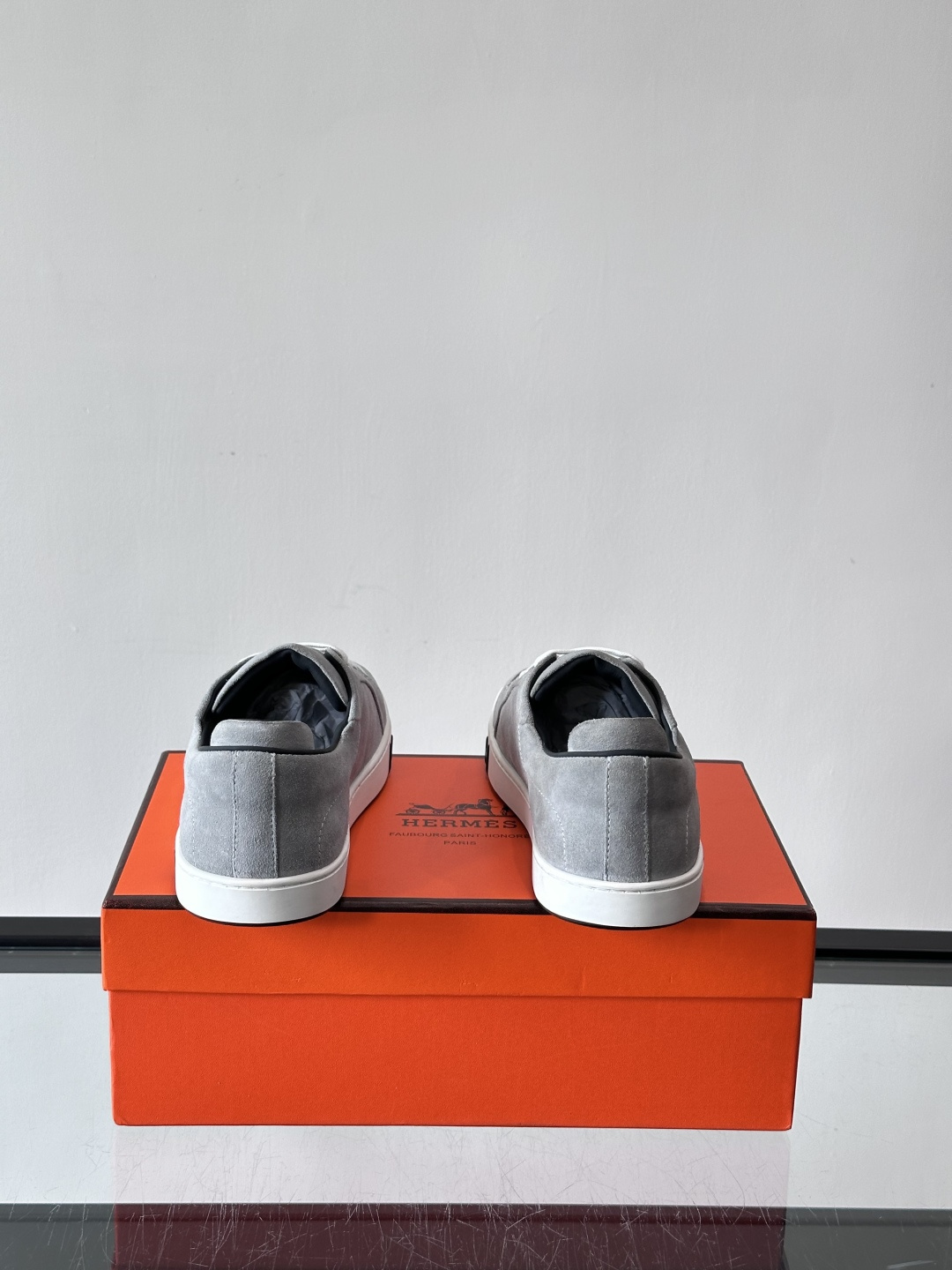 爱马仕Kid系列麂皮运动鞋，卡其色麂皮+小牛皮拼接，质感细腻又耐用。白色TPU橡胶鞋底，轻便舒适，日常穿