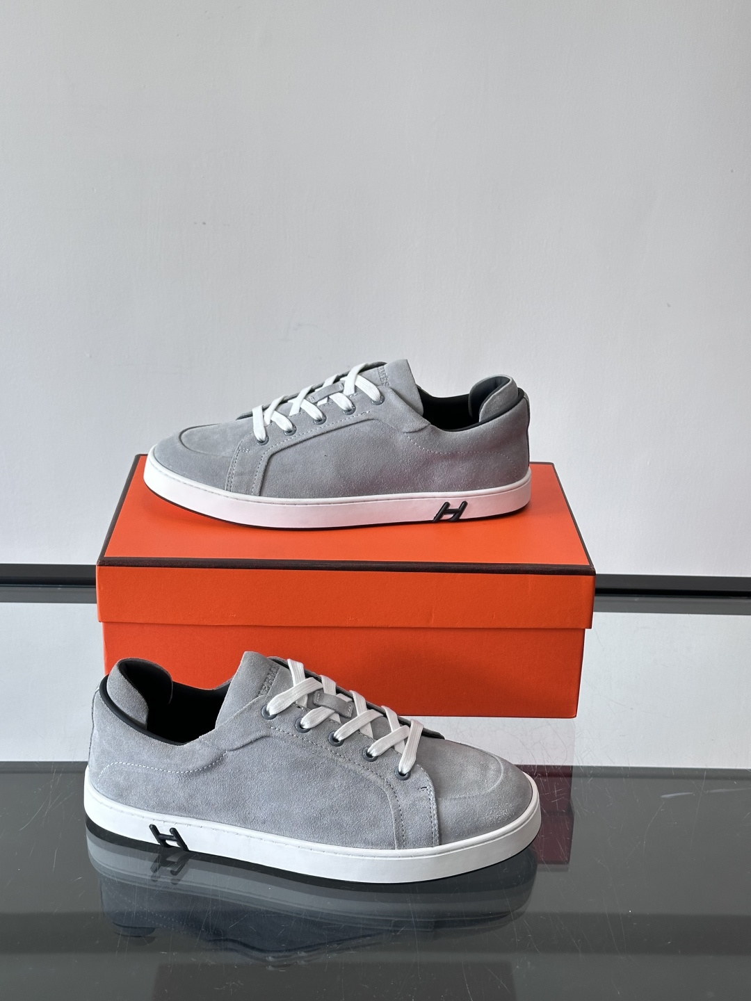 爱马仕Kid系列麂皮运动鞋，卡其色麂皮+小牛皮拼接，质感细腻又耐用。白色TPU橡胶鞋底，轻便舒适，日常穿