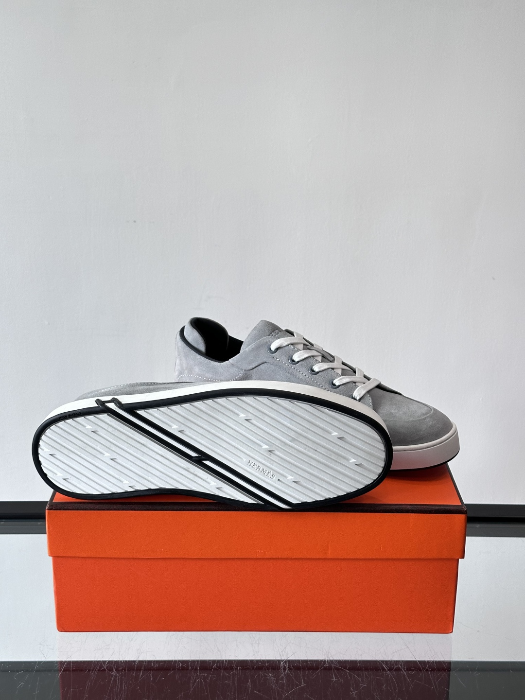 爱马仕Kid系列麂皮运动鞋，卡其色麂皮+小牛皮拼接，质感细腻又耐用。白色TPU橡胶鞋底，轻便舒适，日常穿