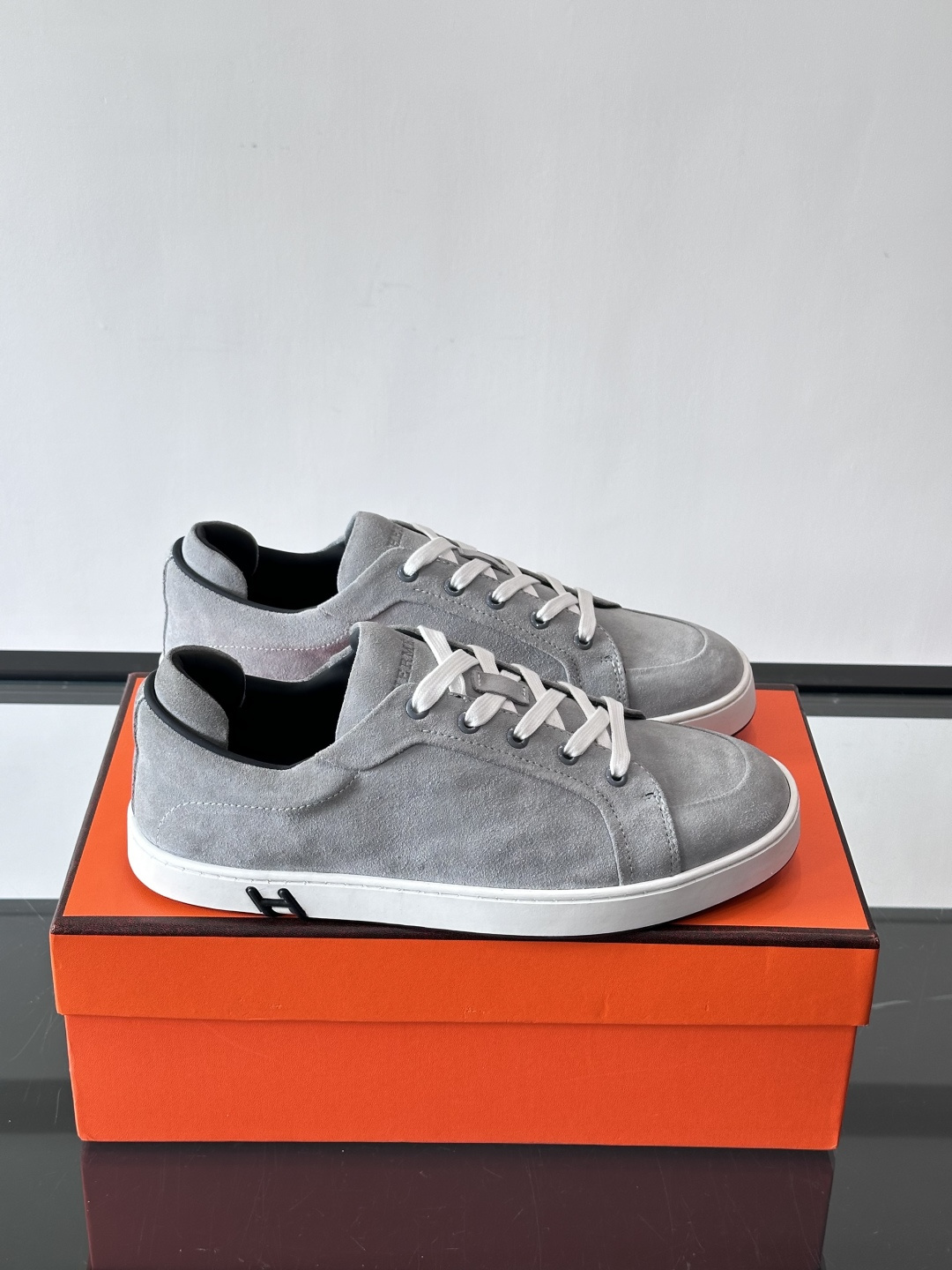 爱马仕Kid系列麂皮运动鞋，卡其色麂皮+小牛皮拼接，质感细腻又耐用。白色TPU橡胶鞋底，轻便舒适，日常穿