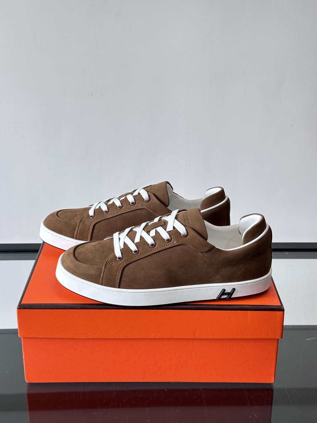 爱马仕Kid系列麂皮运动鞋，卡其色麂皮+小牛皮拼接，质感细腻又耐用。白色TPU橡胶鞋底，轻便舒适，日常穿