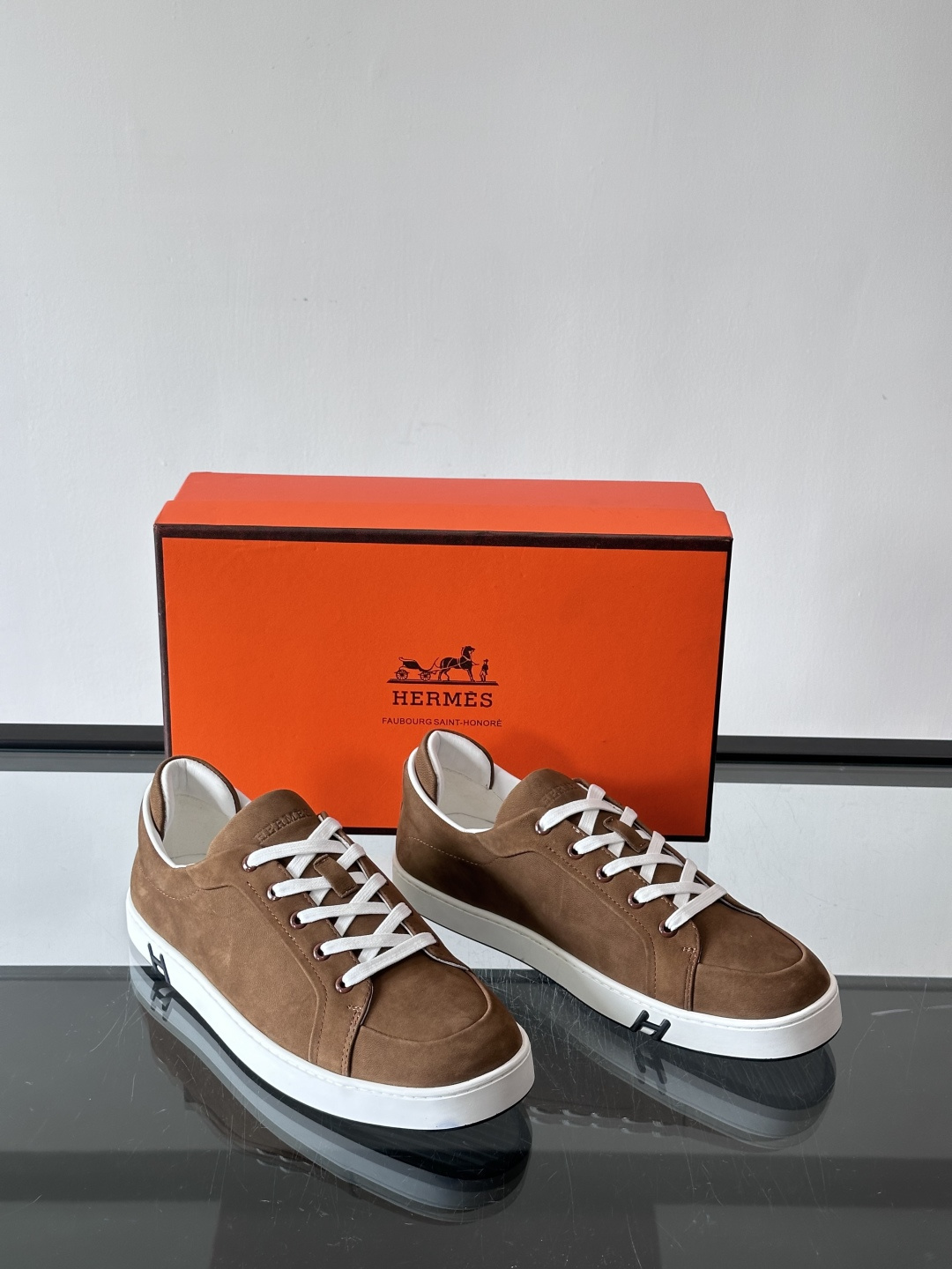 爱马仕Kid系列麂皮运动鞋，卡其色麂皮+小牛皮拼接，质感细腻又耐用。白色TPU橡胶鞋底，轻便舒适，日常穿